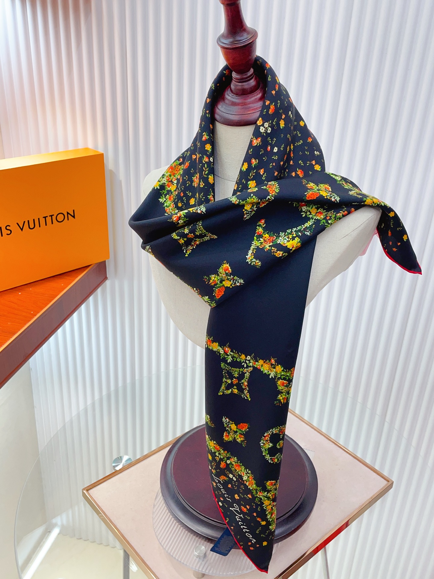 ✨✨【18姆米 双面同色】上身效果疯狂的喜欢❗️专柜也是刚刚上架的，L*最最新款~非常有看头，L的这类元