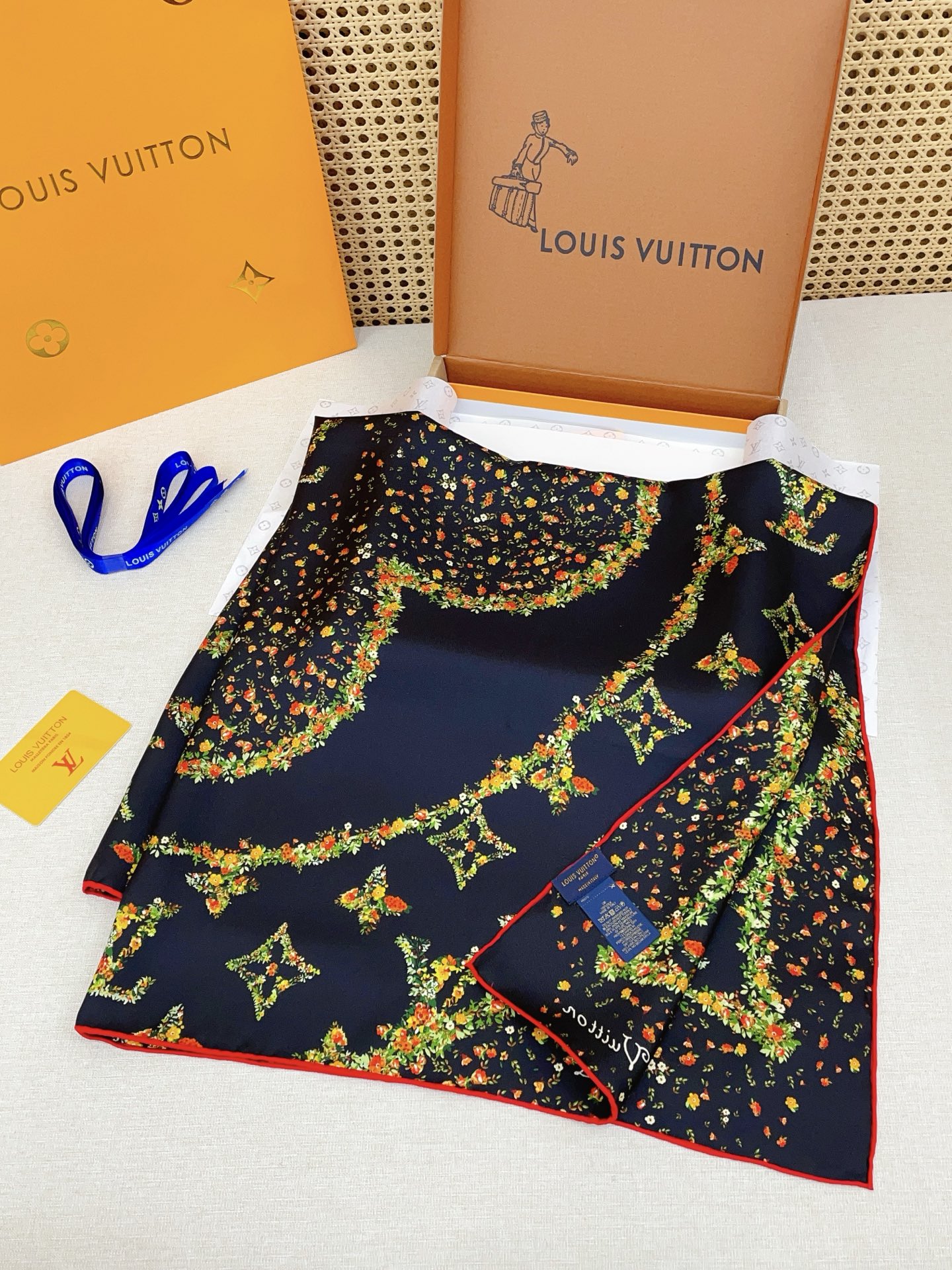 ✨✨【18姆米 双面同色】上身效果疯狂的喜欢❗️专柜也是刚刚上架的，L*最最新款~非常有看头，L的这类元