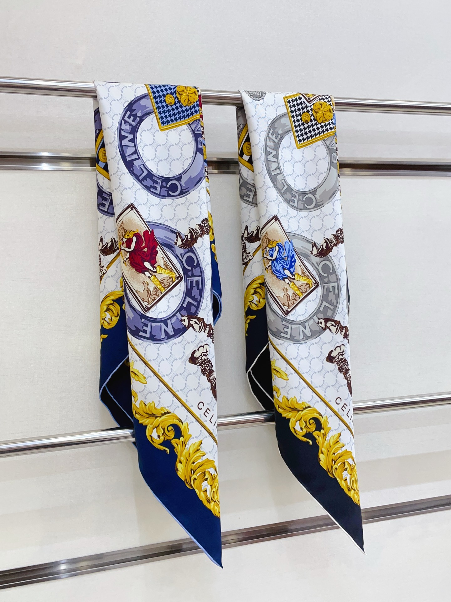 ✨✨【18姆米 双面同色】上身效果疯狂的喜欢❗️专柜也是刚刚上架的，CELINE最最新款~非常有看头，瑟