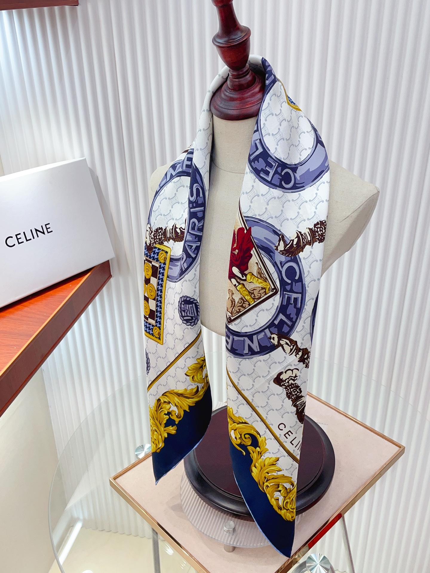 ✨✨【18姆米 双面同色】上身效果疯狂的喜欢❗️专柜也是刚刚上架的，CELINE最最新款~非常有看头，瑟