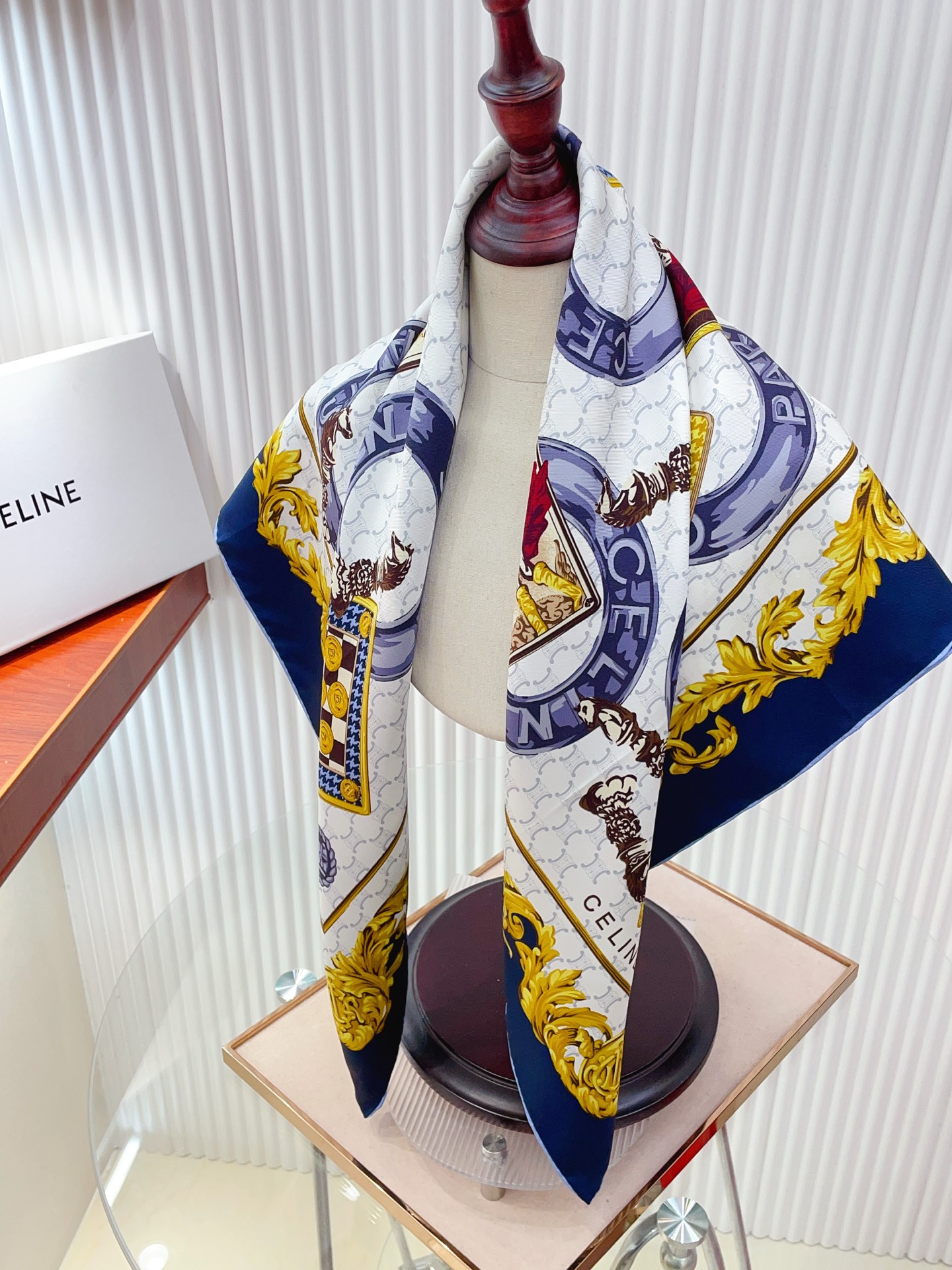 ✨✨【18姆米 双面同色】上身效果疯狂的喜欢❗️专柜也是刚刚上架的，CELINE最最新款~非常有看头，瑟