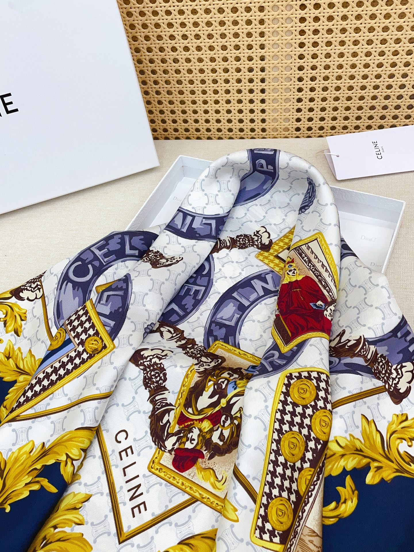 ✨✨【18姆米 双面同色】上身效果疯狂的喜欢❗️专柜也是刚刚上架的，CELINE最最新款~非常有看头，瑟