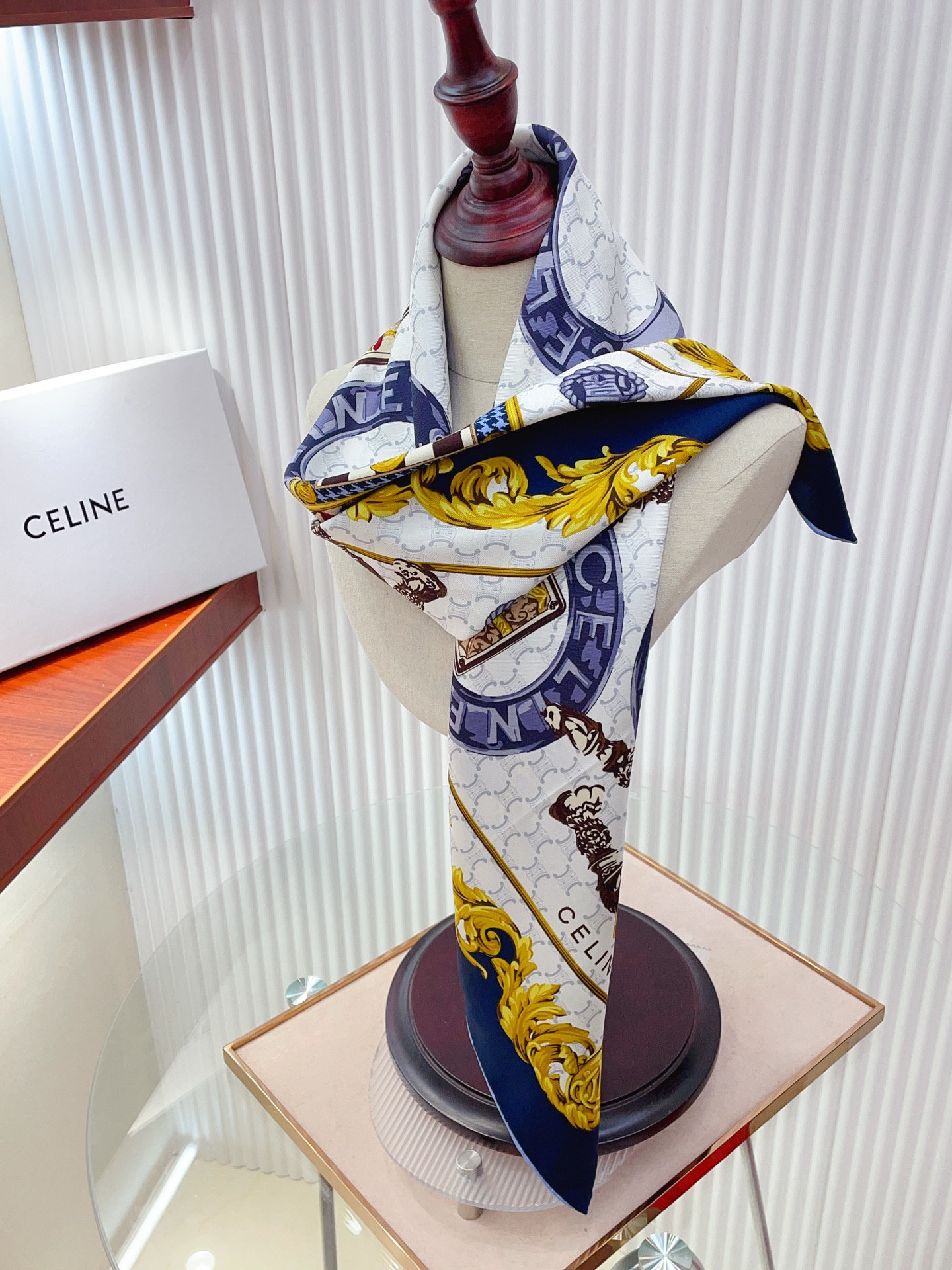 ✨✨【18姆米 双面同色】上身效果疯狂的喜欢❗️专柜也是刚刚上架的，CELINE最最新款~非常有看头，瑟