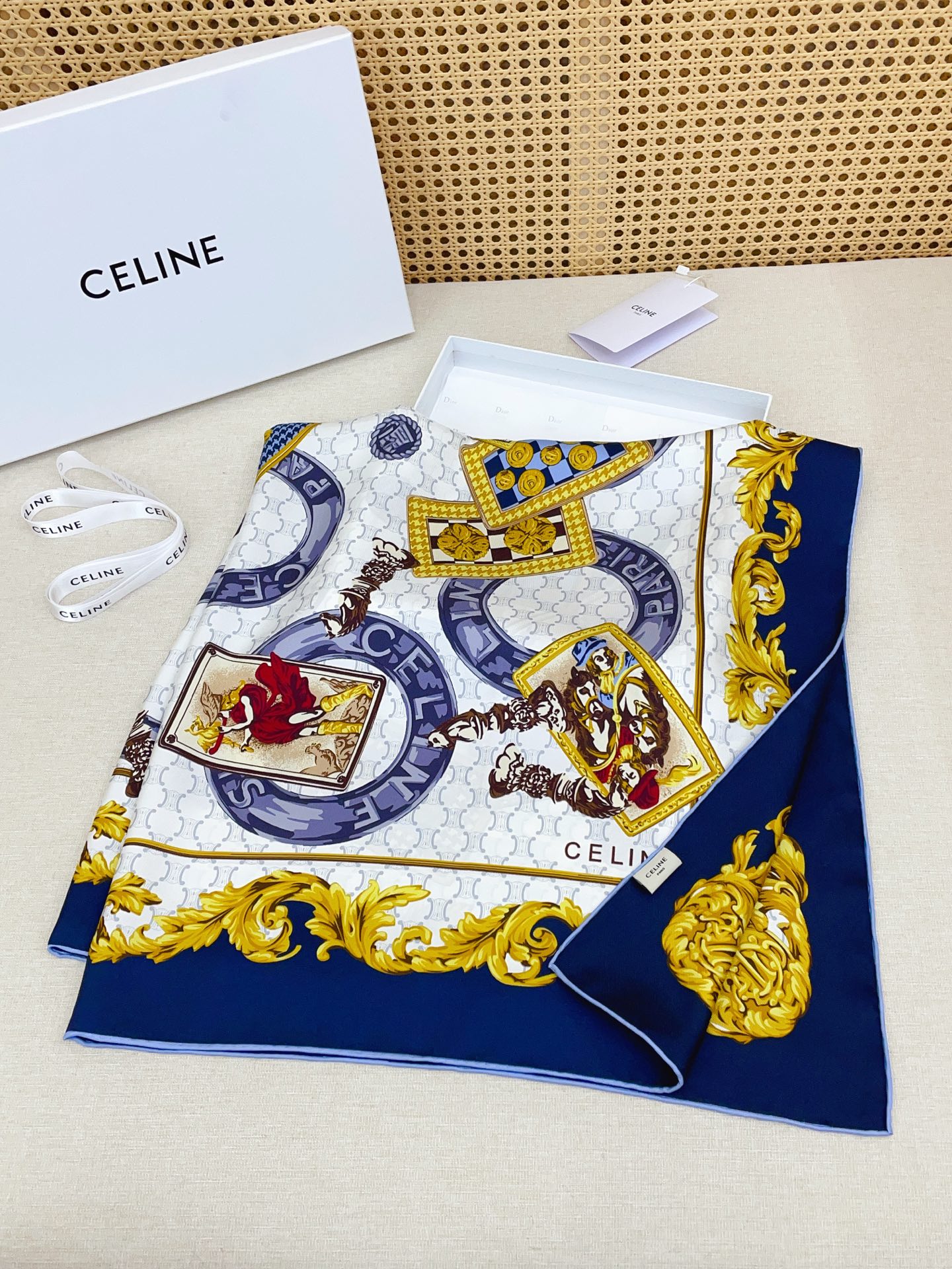 ✨✨【18姆米 双面同色】上身效果疯狂的喜欢❗️专柜也是刚刚上架的，CELINE最最新款~非常有看头，瑟