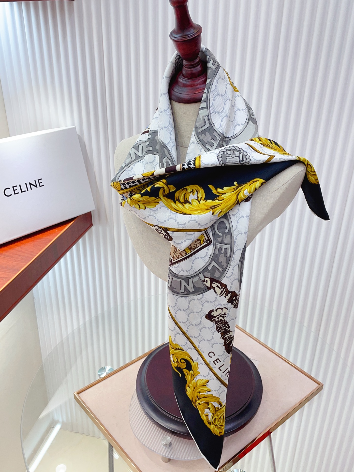 ✨✨【18姆米 双面同色】上身效果疯狂的喜欢❗️专柜也是刚刚上架的，CELINE最最新款~非常有看头，瑟