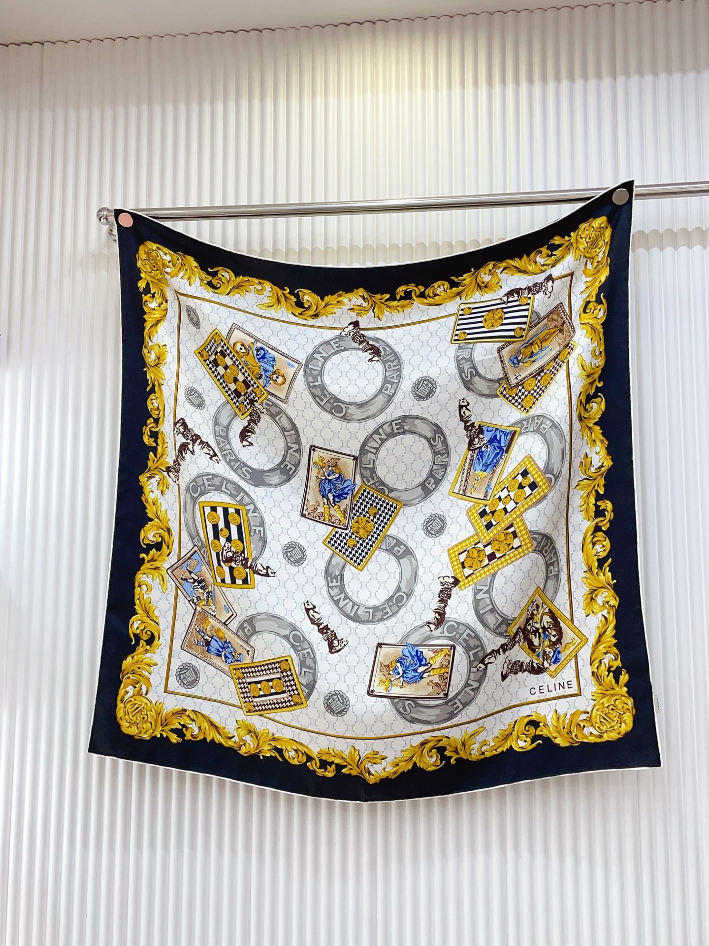 ✨✨【18姆米 双面同色】上身效果疯狂的喜欢❗️专柜也是刚刚上架的，CELINE最最新款~非常有看头，瑟