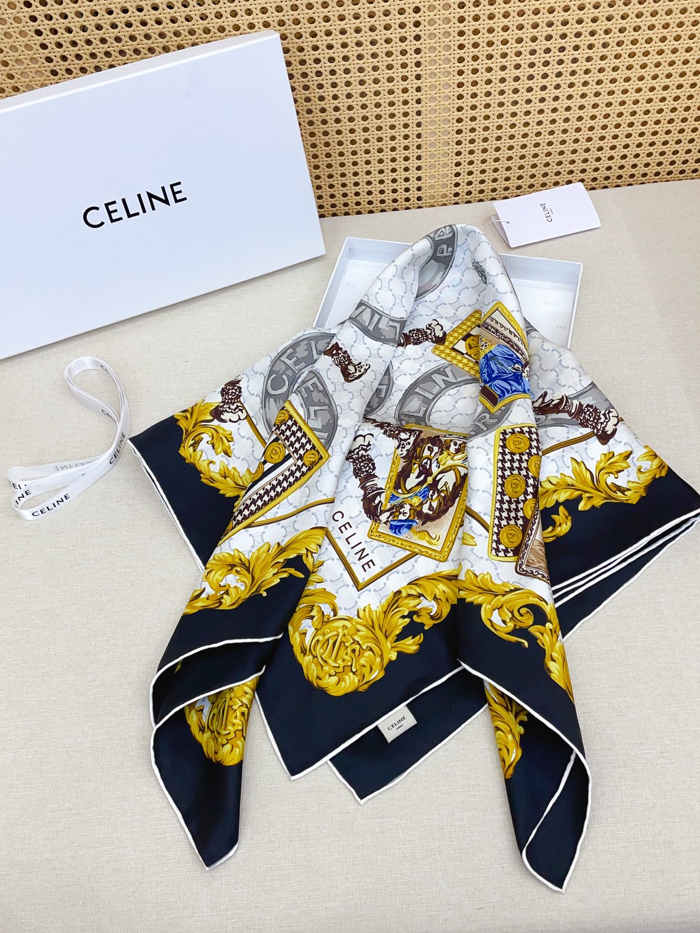 ✨✨【18姆米 双面同色】上身效果疯狂的喜欢❗️专柜也是刚刚上架的，CELINE最最新款~非常有看头，瑟