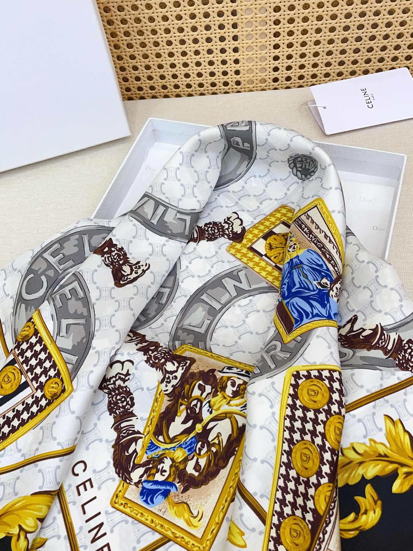 ✨✨【18姆米 双面同色】上身效果疯狂的喜欢❗️专柜也是刚刚上架的，CELINE最最新款~非常有看头，瑟