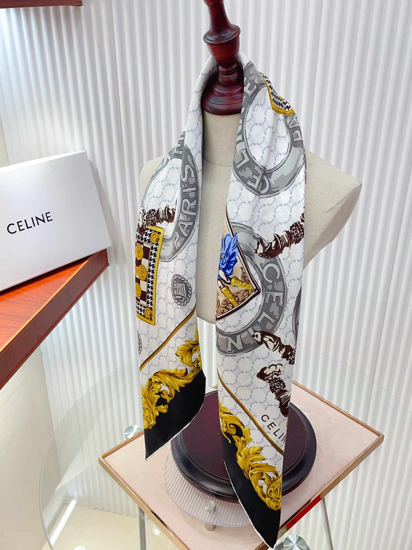 ✨✨【18姆米 双面同色】上身效果疯狂的喜欢❗️专柜也是刚刚上架的，CELINE最最新款~非常有看头，瑟