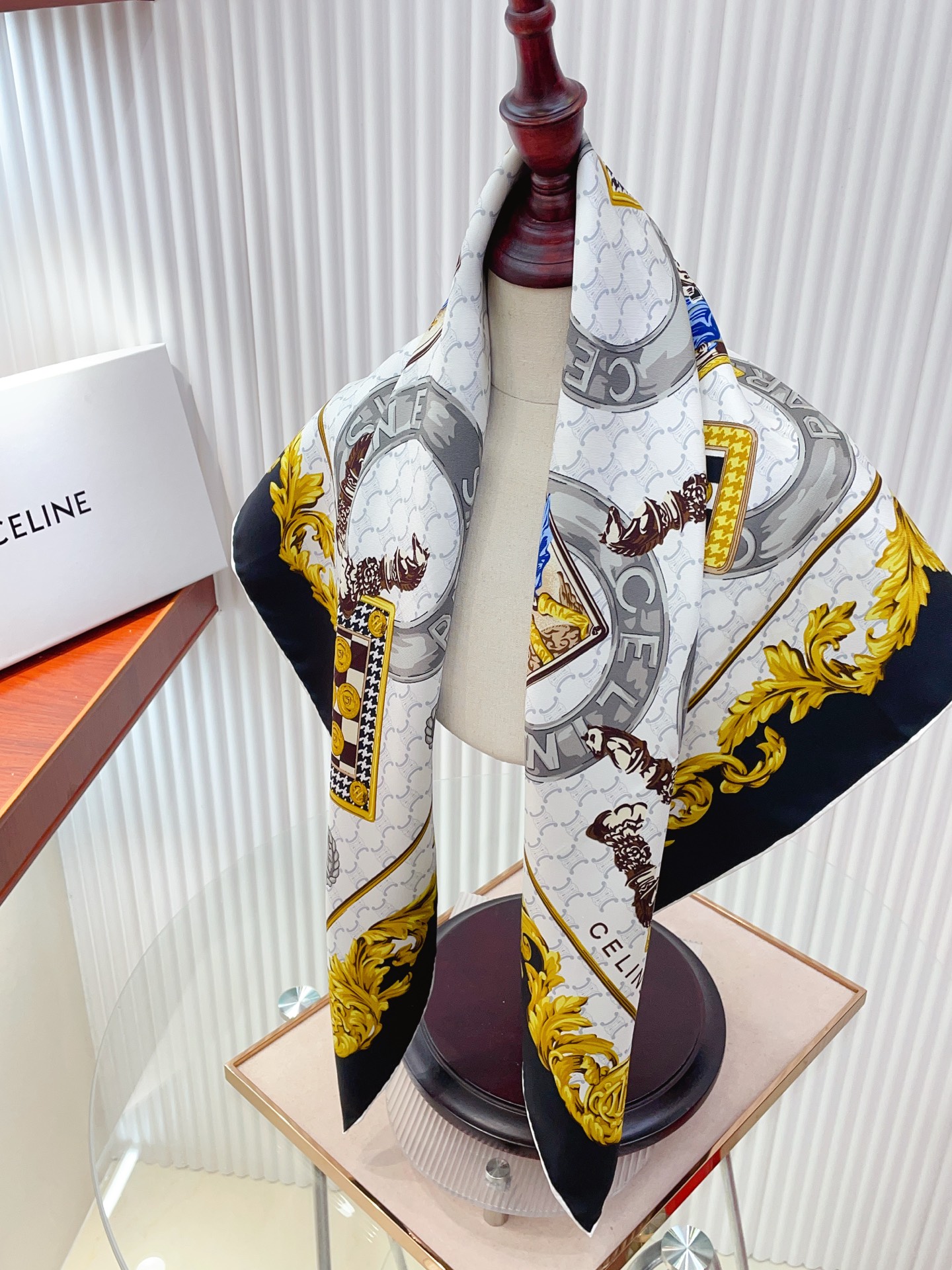 ✨✨【18姆米 双面同色】上身效果疯狂的喜欢❗️专柜也是刚刚上架的，CELINE最最新款~非常有看头，瑟