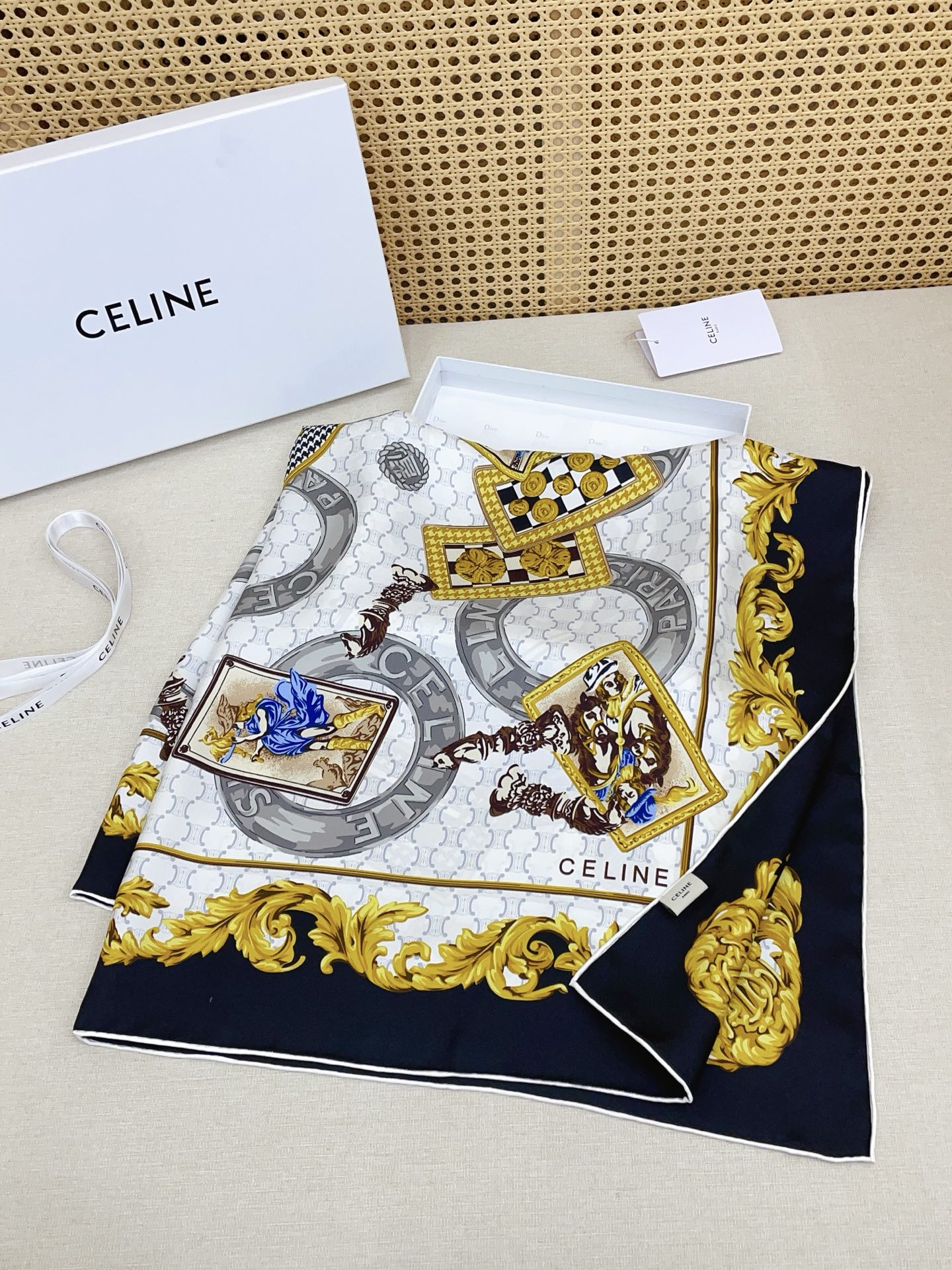 ✨✨【18姆米 双面同色】上身效果疯狂的喜欢❗️专柜也是刚刚上架的，CELINE最最新款~非常有看头，瑟