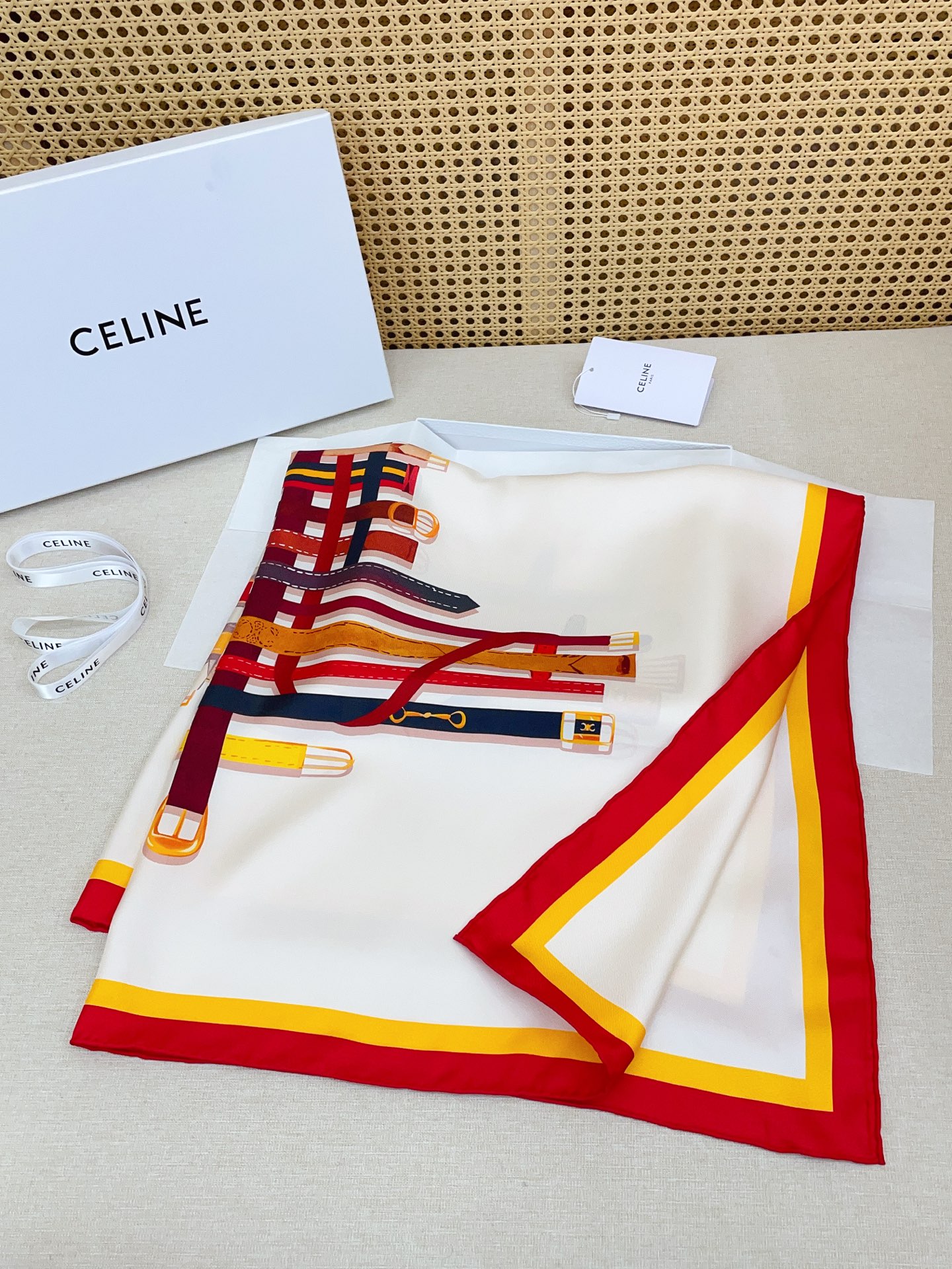 ✨✨【18姆米 双面同色】上身效果疯狂的喜欢❗️专柜也是刚刚上架的，CELINE最最新款~非常有看头，瑟