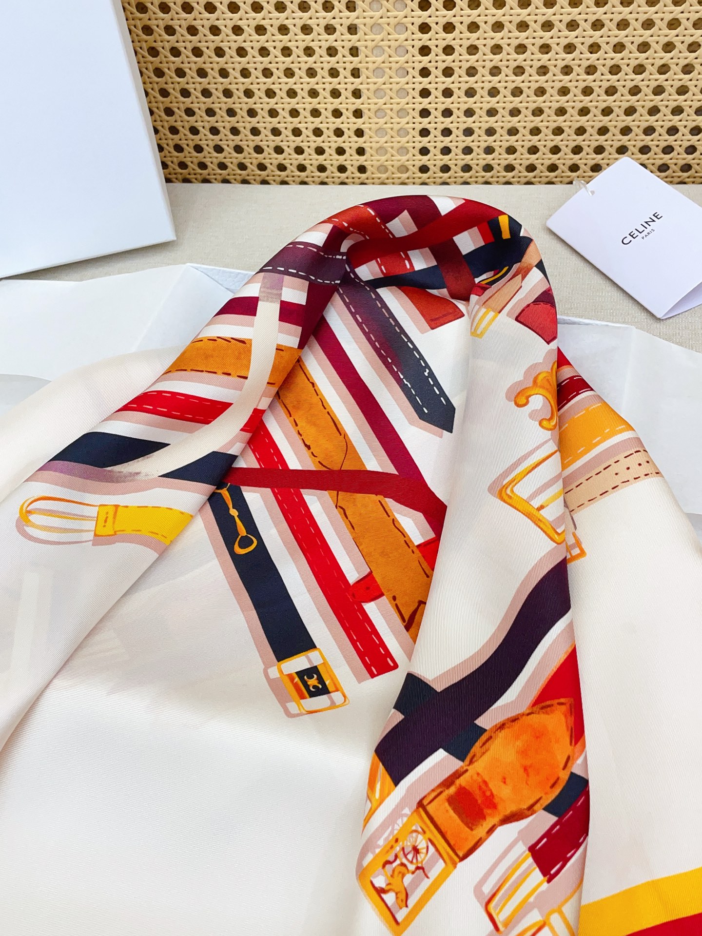 ✨✨【18姆米 双面同色】上身效果疯狂的喜欢❗️专柜也是刚刚上架的，CELINE最最新款~非常有看头，瑟