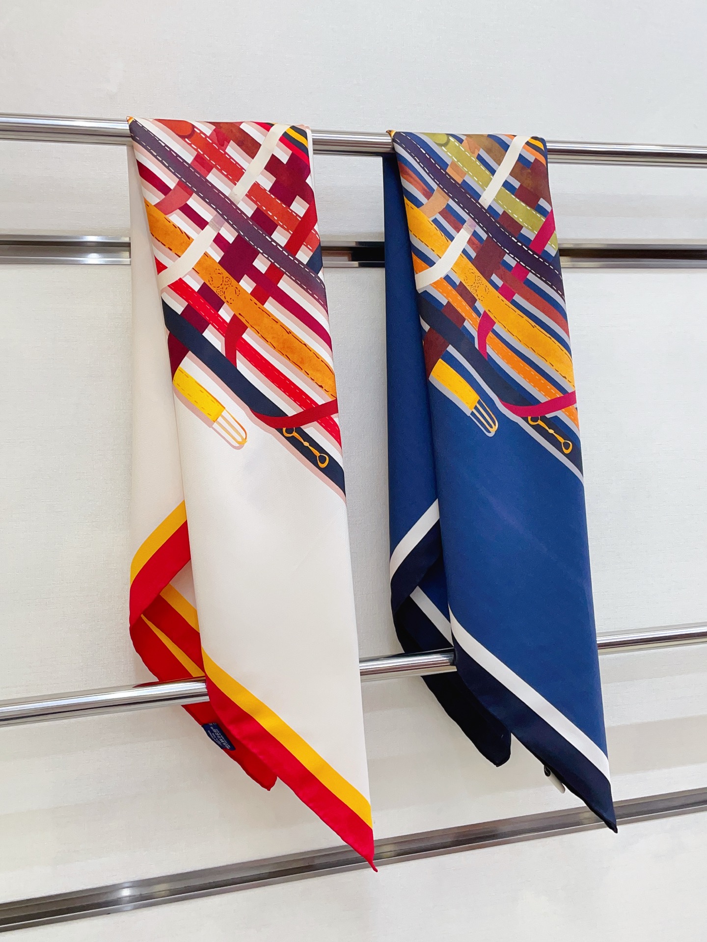 ✨✨【18姆米 双面同色】上身效果疯狂的喜欢❗️专柜也是刚刚上架的，CELINE最最新款~非常有看头，瑟