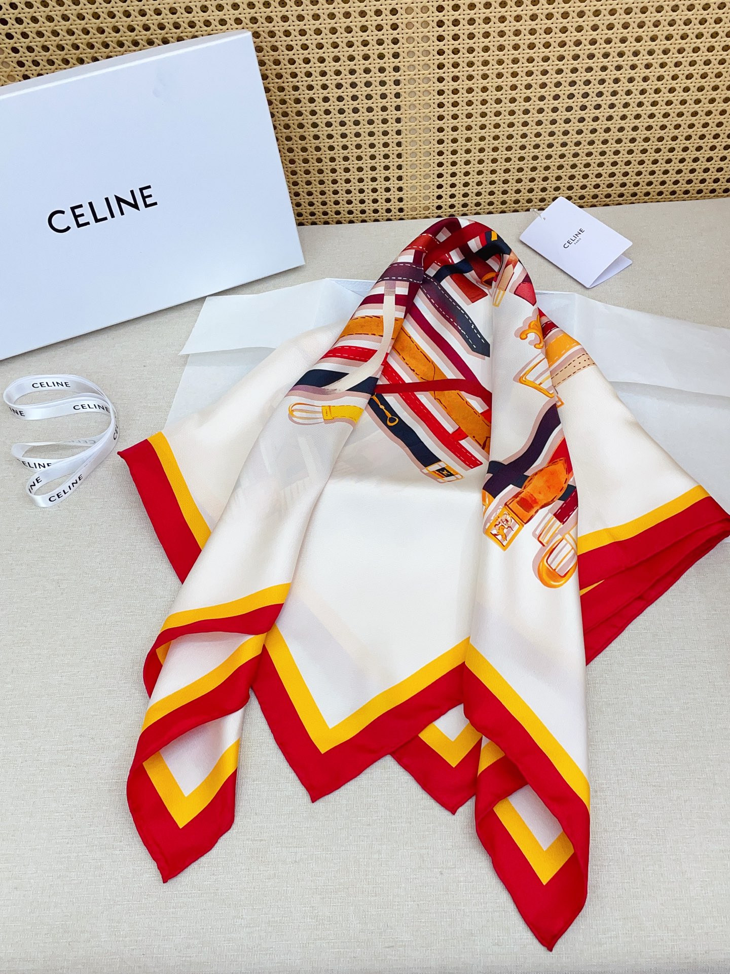 ✨✨【18姆米 双面同色】上身效果疯狂的喜欢❗️专柜也是刚刚上架的，CELINE最最新款~非常有看头，瑟