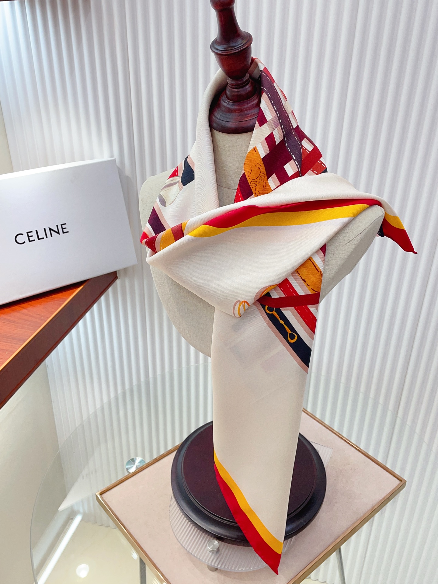 ✨✨【18姆米 双面同色】上身效果疯狂的喜欢❗️专柜也是刚刚上架的，CELINE最最新款~非常有看头，瑟