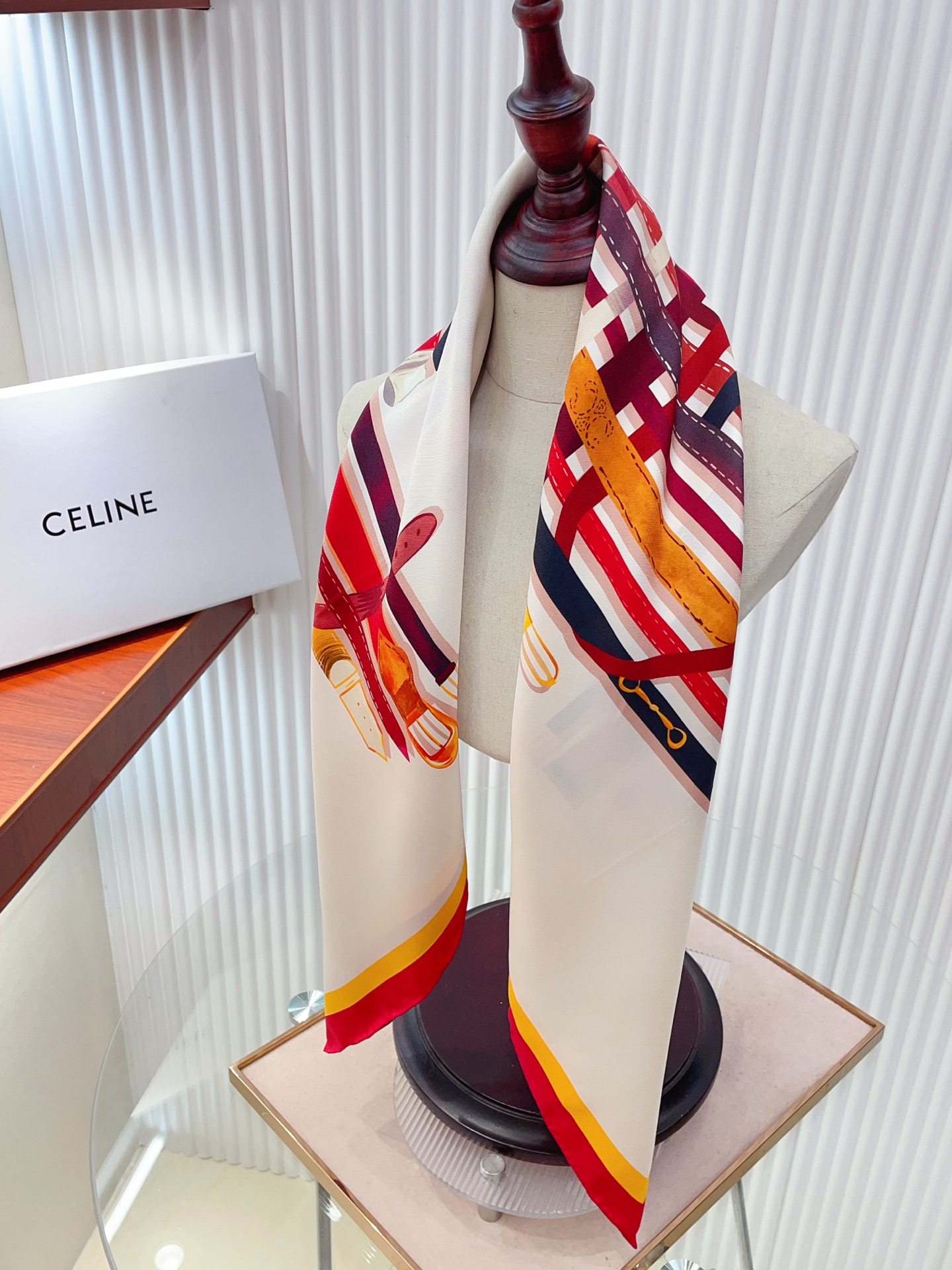 ✨✨【18姆米 双面同色】上身效果疯狂的喜欢❗️专柜也是刚刚上架的，CELINE最最新款~非常有看头，瑟