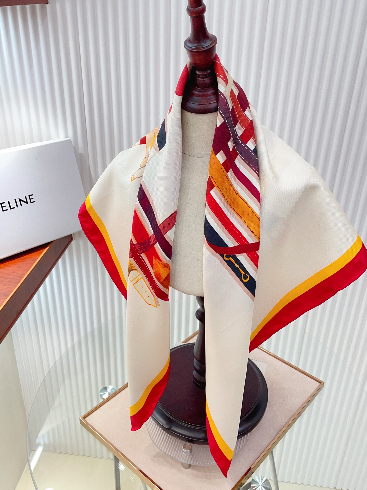 ✨✨【18姆米 双面同色】上身效果疯狂的喜欢❗️专柜也是刚刚上架的，CELINE最最新款~非常有看头，瑟