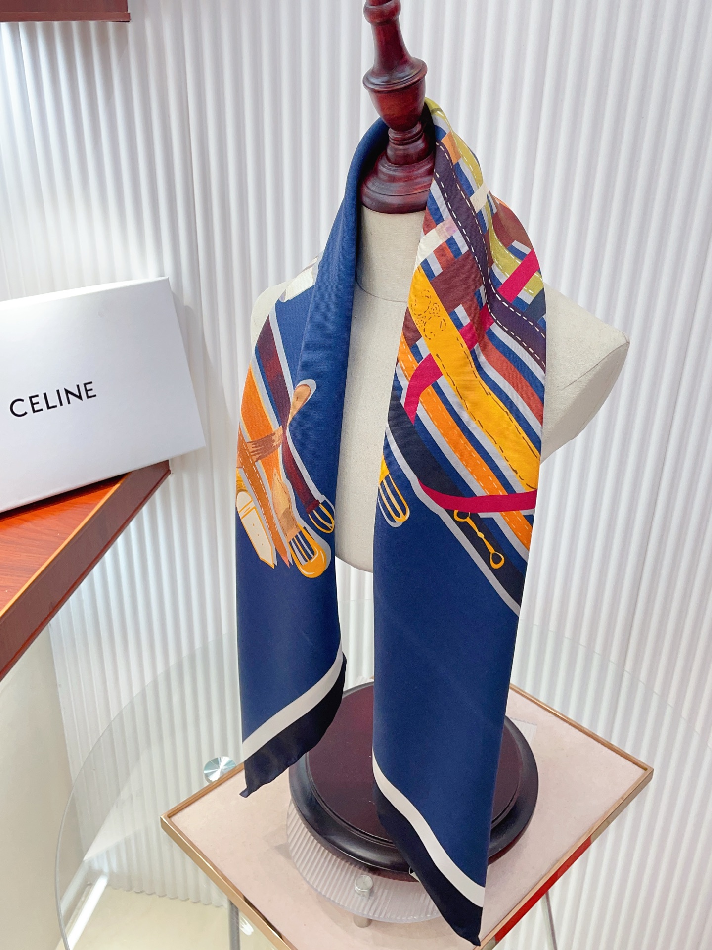 ✨✨【18姆米 双面同色】上身效果疯狂的喜欢❗️专柜也是刚刚上架的，CELINE最最新款~非常有看头，瑟