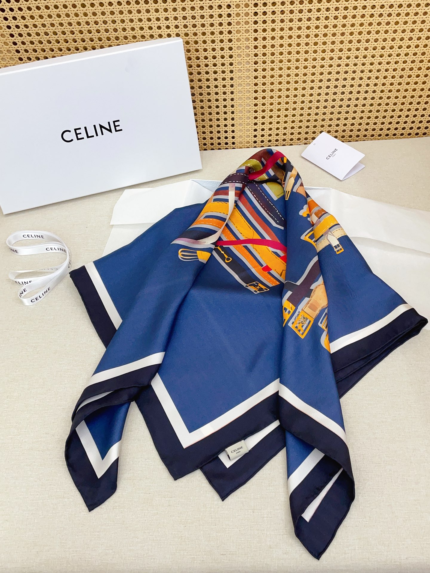 ✨✨【18姆米 双面同色】上身效果疯狂的喜欢❗️专柜也是刚刚上架的，CELINE最最新款~非常有看头，瑟