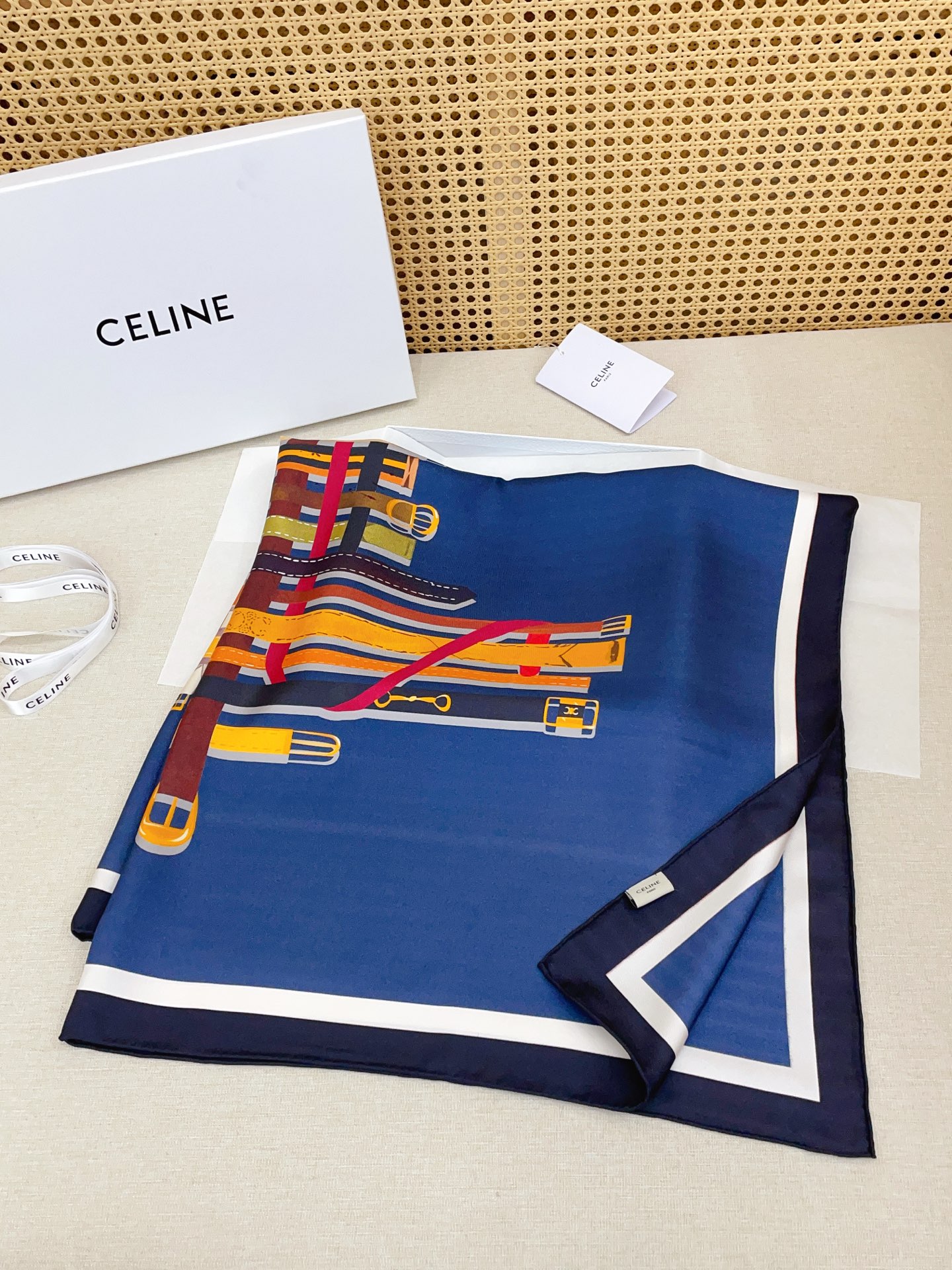 ✨✨【18姆米 双面同色】上身效果疯狂的喜欢❗️专柜也是刚刚上架的，CELINE最最新款~非常有看头，瑟