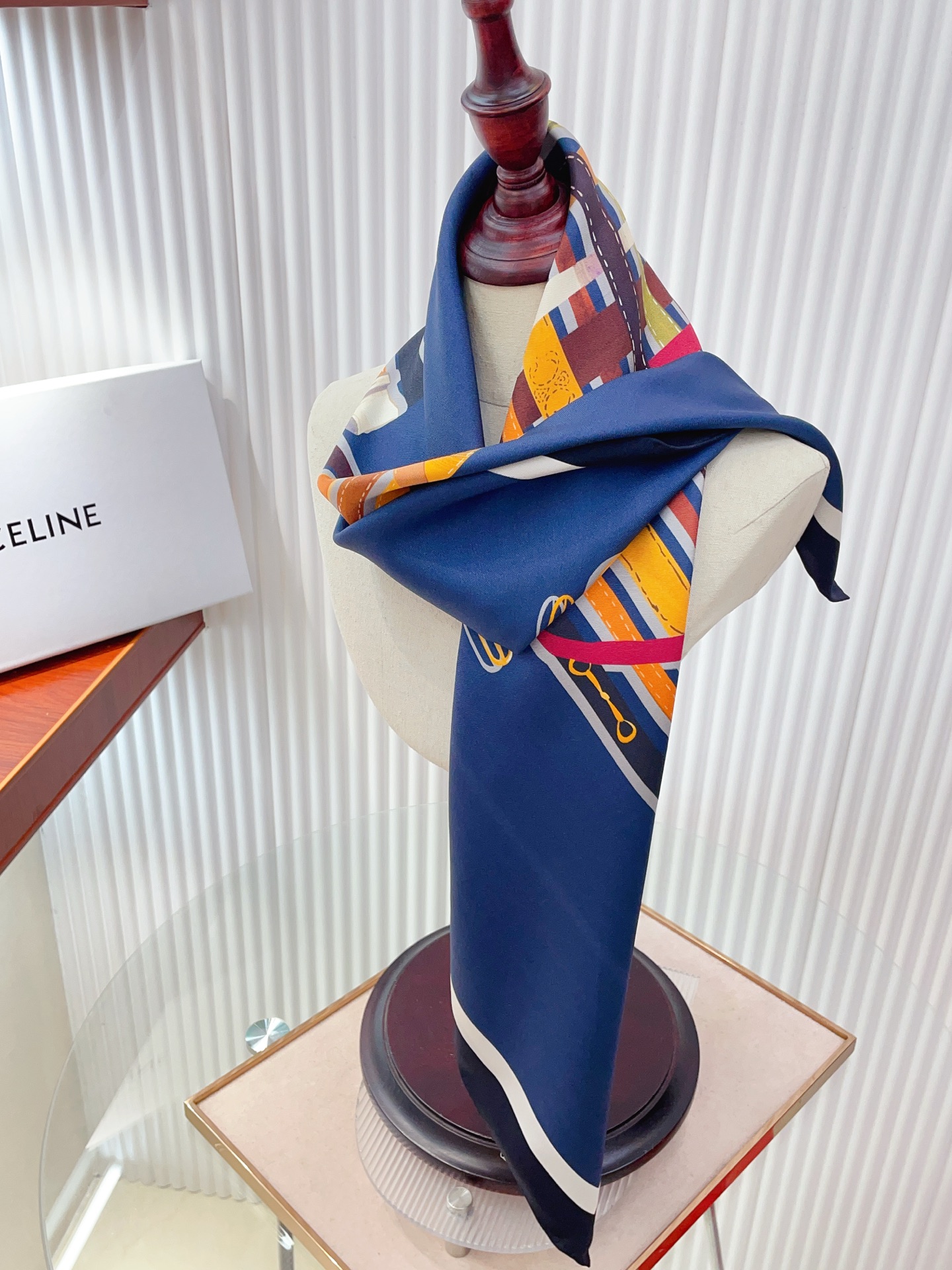 ✨✨【18姆米 双面同色】上身效果疯狂的喜欢❗️专柜也是刚刚上架的，CELINE最最新款~非常有看头，瑟