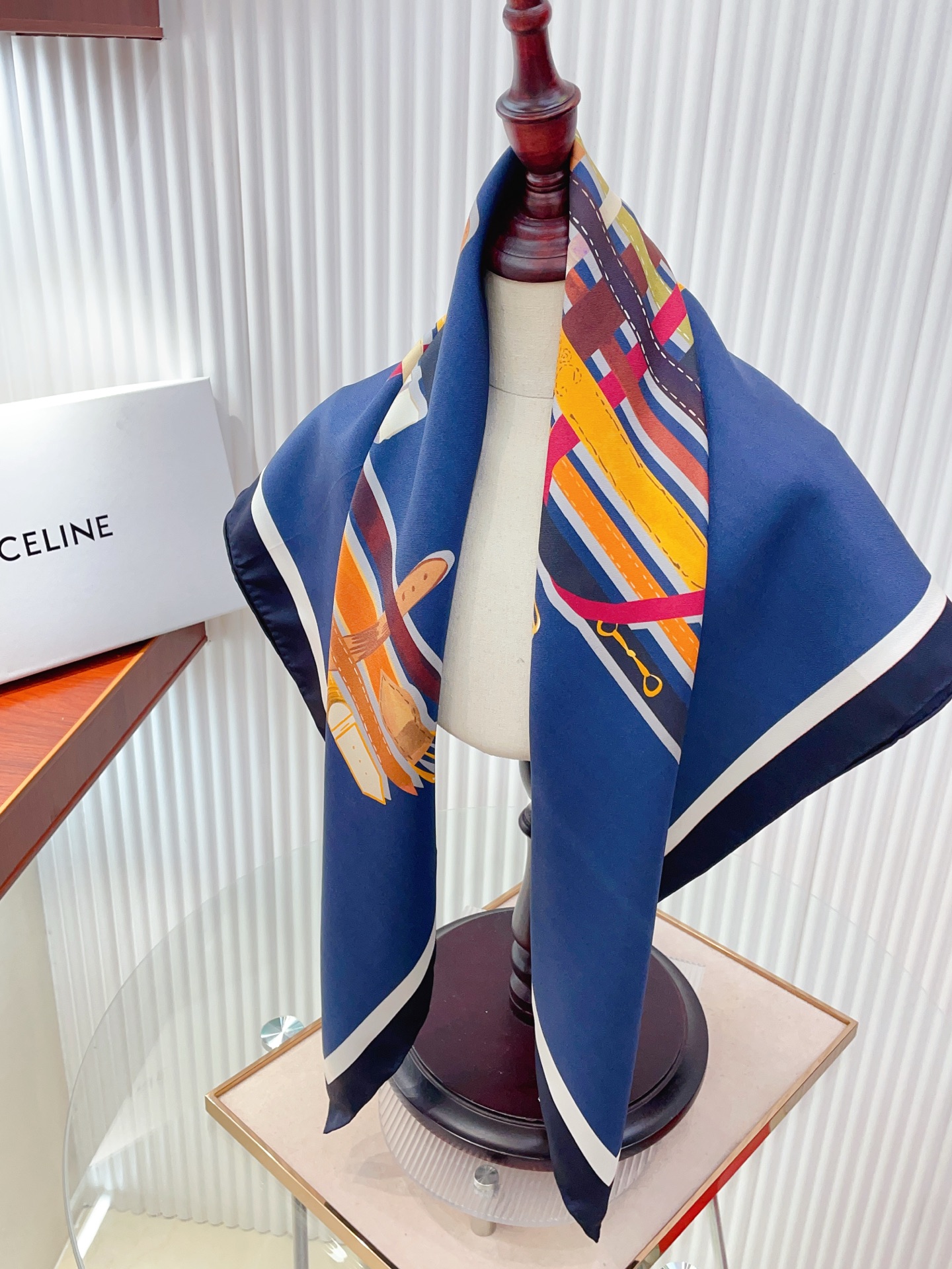 ✨✨【18姆米 双面同色】上身效果疯狂的喜欢❗️专柜也是刚刚上架的，CELINE最最新款~非常有看头，瑟