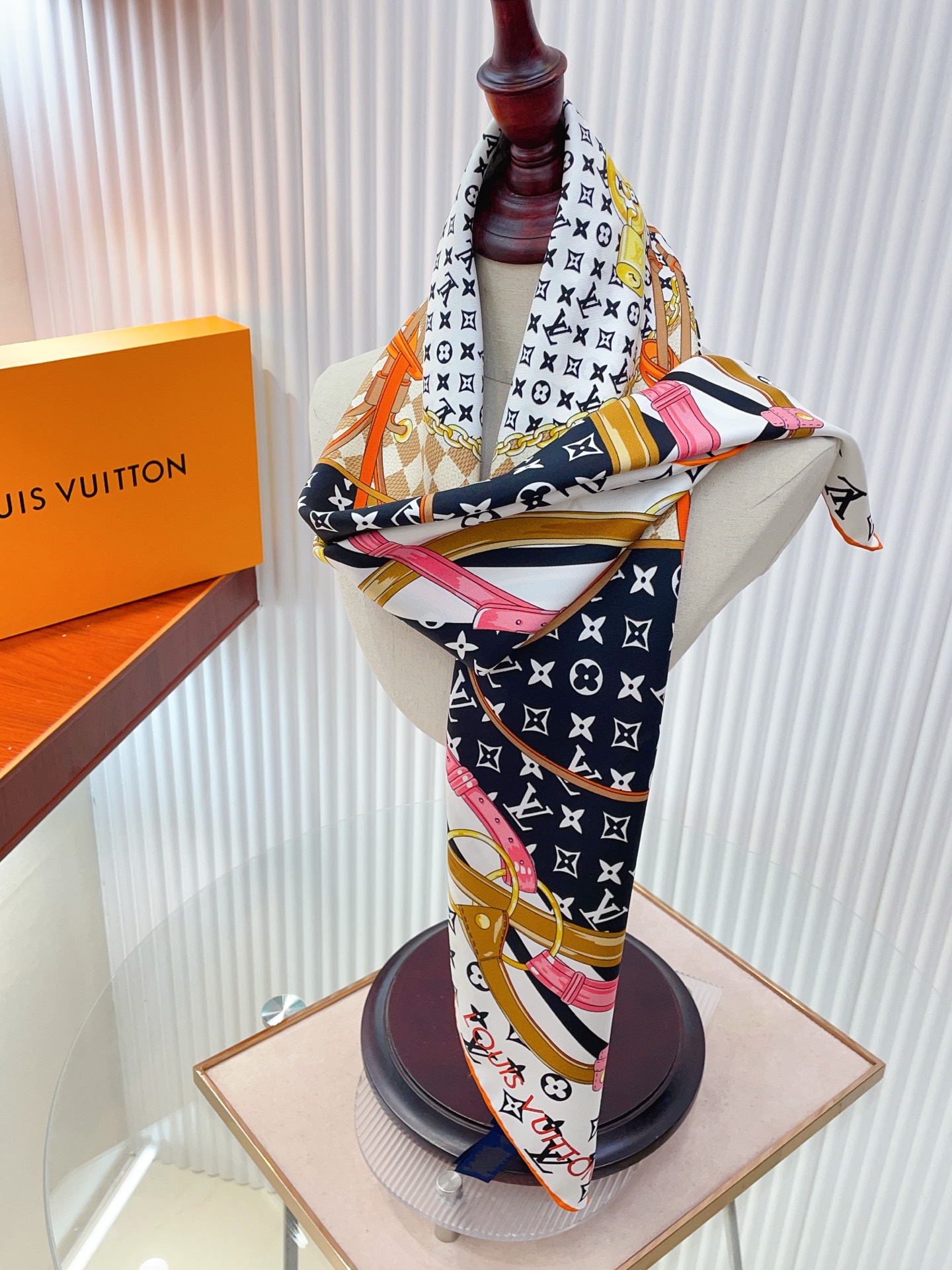 ✨✨【18姆米 双面同色】上身效果疯狂的喜欢❗️专柜也是刚刚上架的，L*最最新款~非常有看头，L的这类元