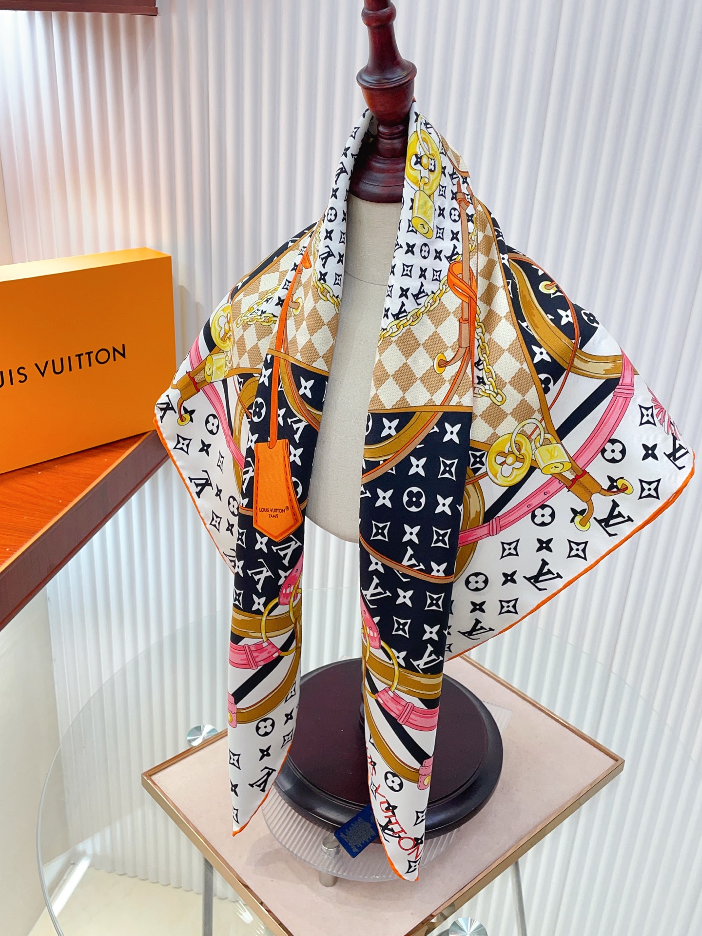 ✨✨【18姆米 双面同色】上身效果疯狂的喜欢❗️专柜也是刚刚上架的，L*最最新款~非常有看头，L的这类元