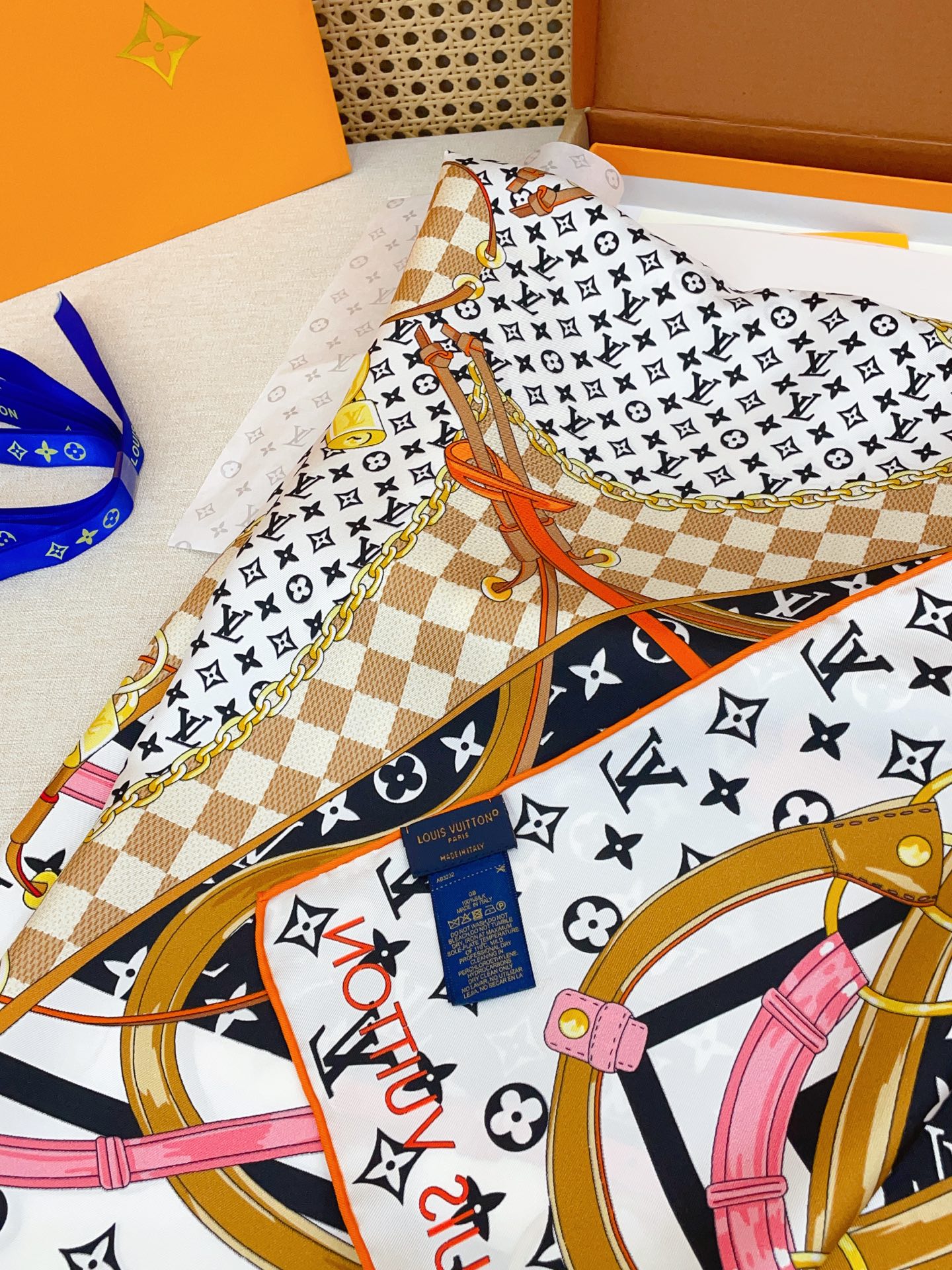 ✨✨【18姆米 双面同色】上身效果疯狂的喜欢❗️专柜也是刚刚上架的，L*最最新款~非常有看头，L的这类元