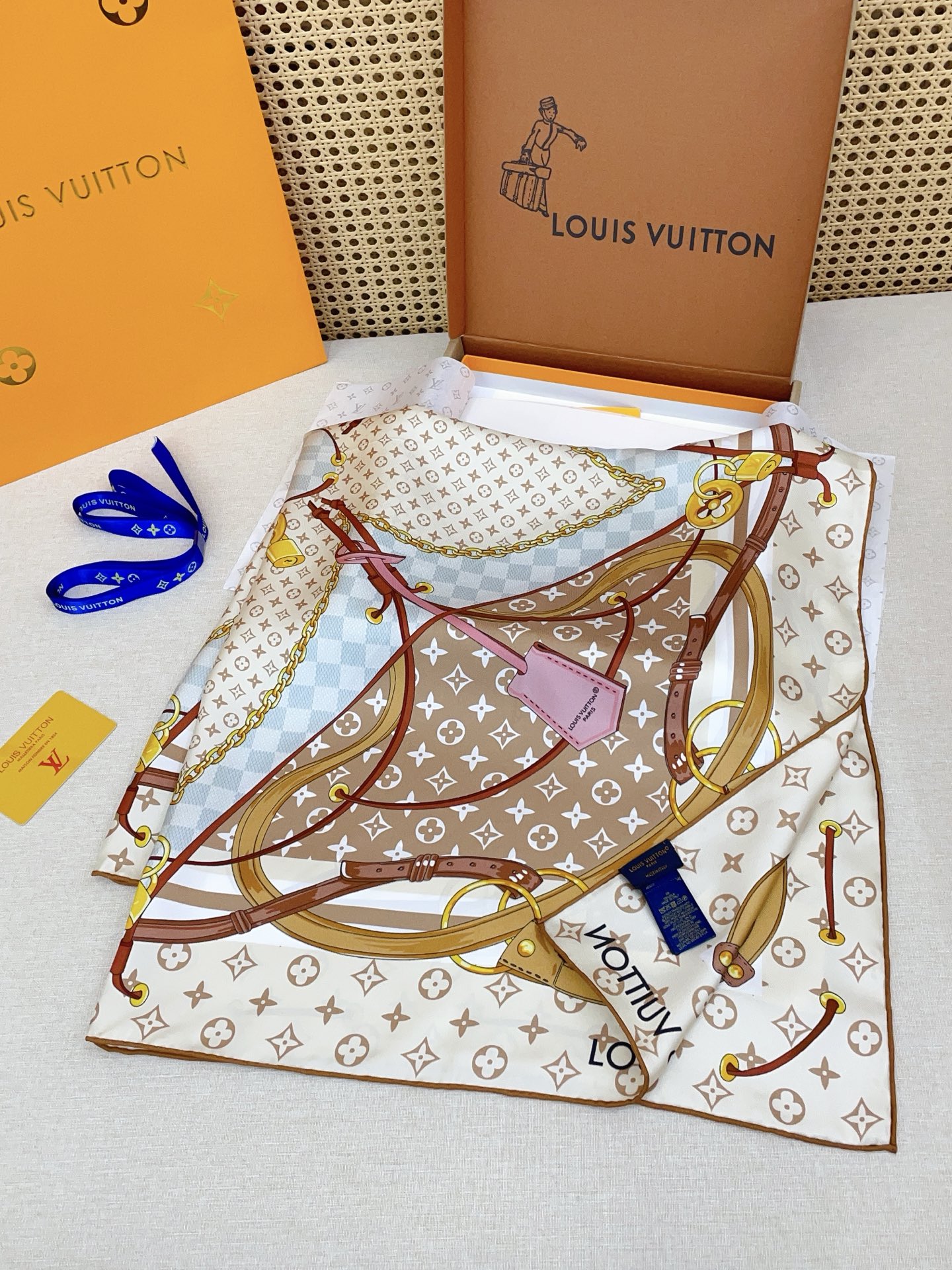 ✨✨【18姆米 双面同色】上身效果疯狂的喜欢❗️专柜也是刚刚上架的，L*最最新款~非常有看头，L的这类元