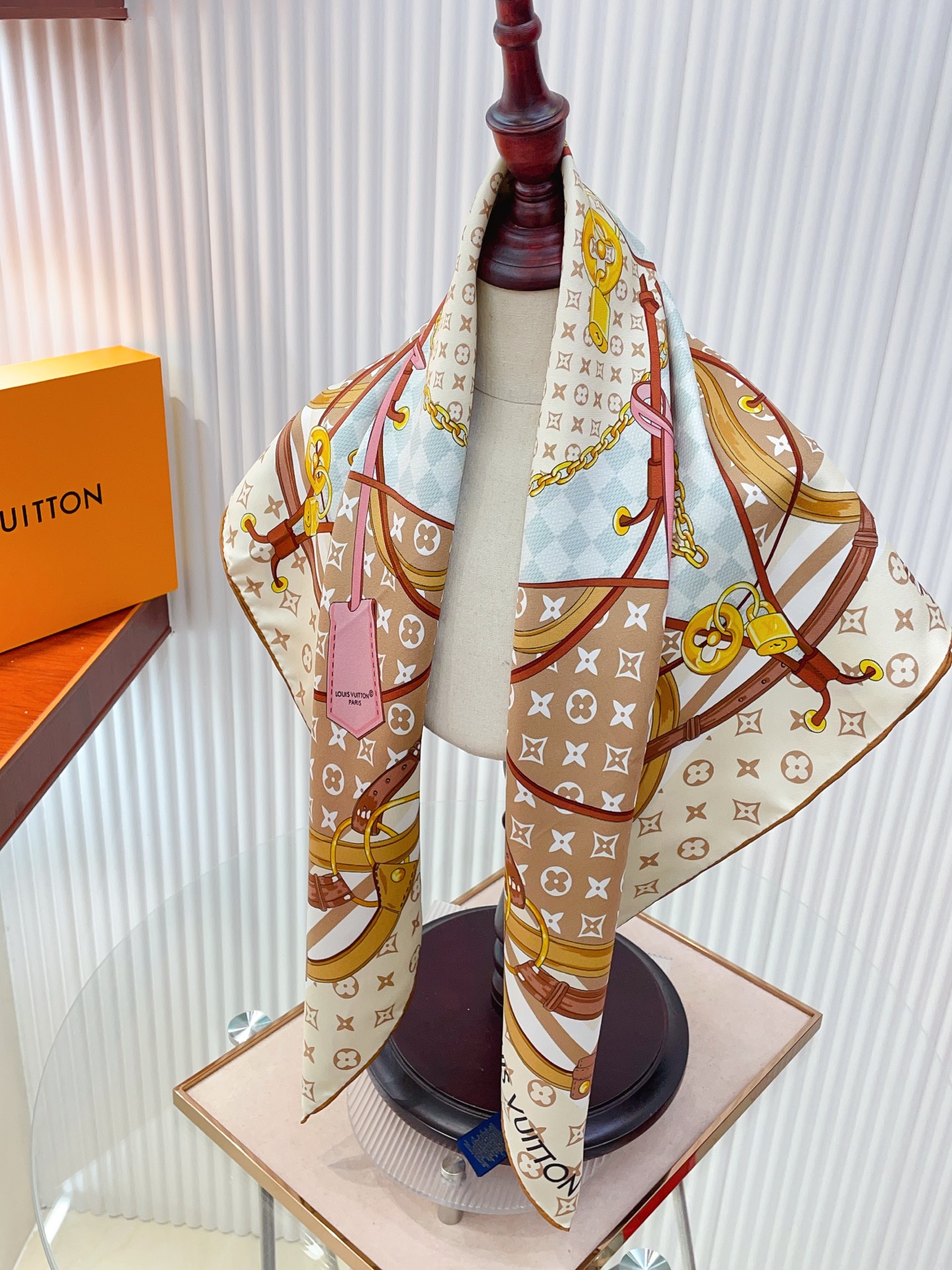 ✨✨【18姆米 双面同色】上身效果疯狂的喜欢❗️专柜也是刚刚上架的，L*最最新款~非常有看头，L的这类元