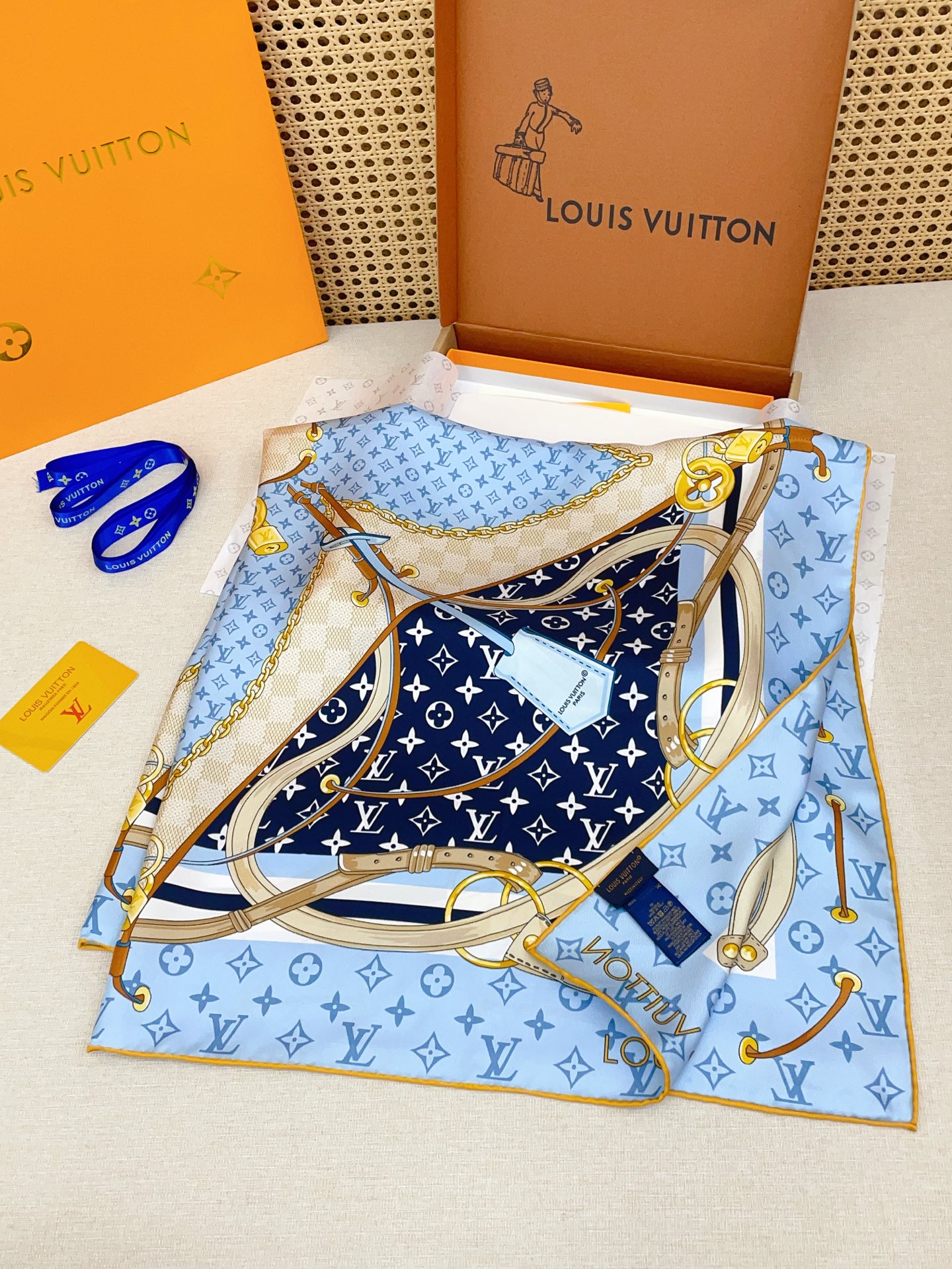 ✨✨【18姆米 双面同色】上身效果疯狂的喜欢❗️专柜也是刚刚上架的，L*最最新款~非常有看头，L的这类元