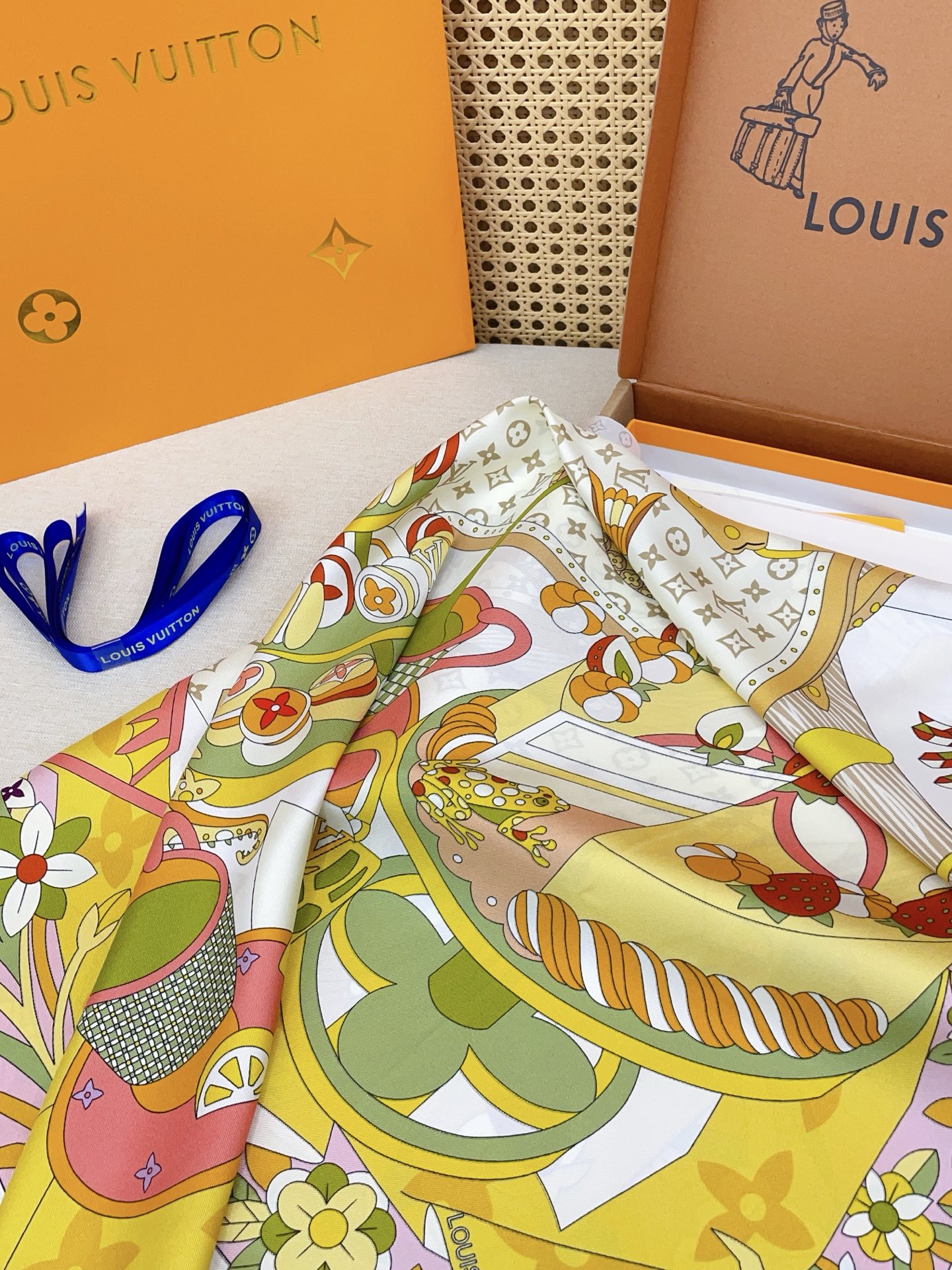 ✨✨【18姆米 双面同色】上身效果疯狂的喜欢❗️专柜也是刚刚上架的，L*最最新款~非常有看头，L的这类元