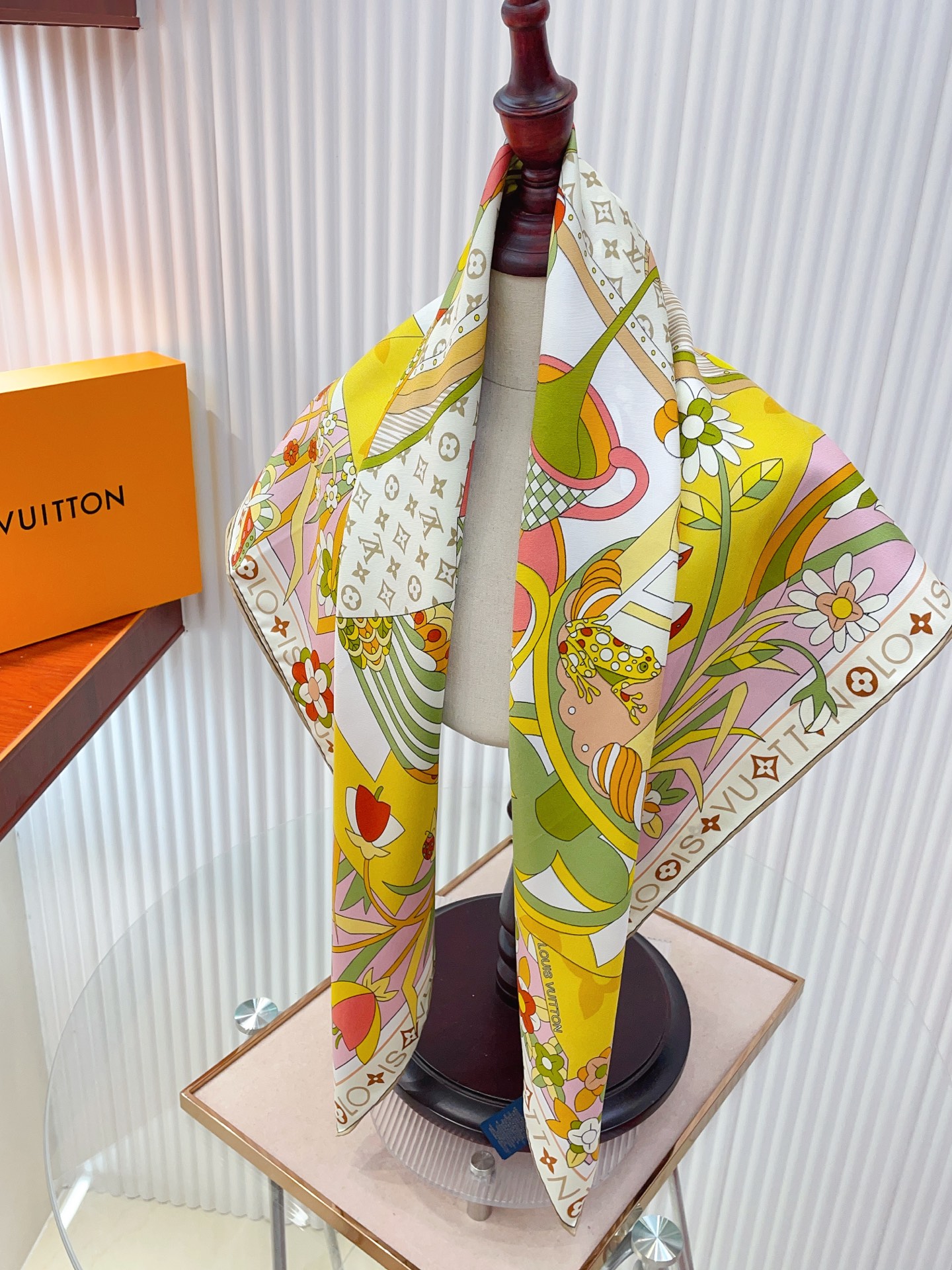 ✨✨【18姆米 双面同色】上身效果疯狂的喜欢❗️专柜也是刚刚上架的，L*最最新款~非常有看头，L的这类元