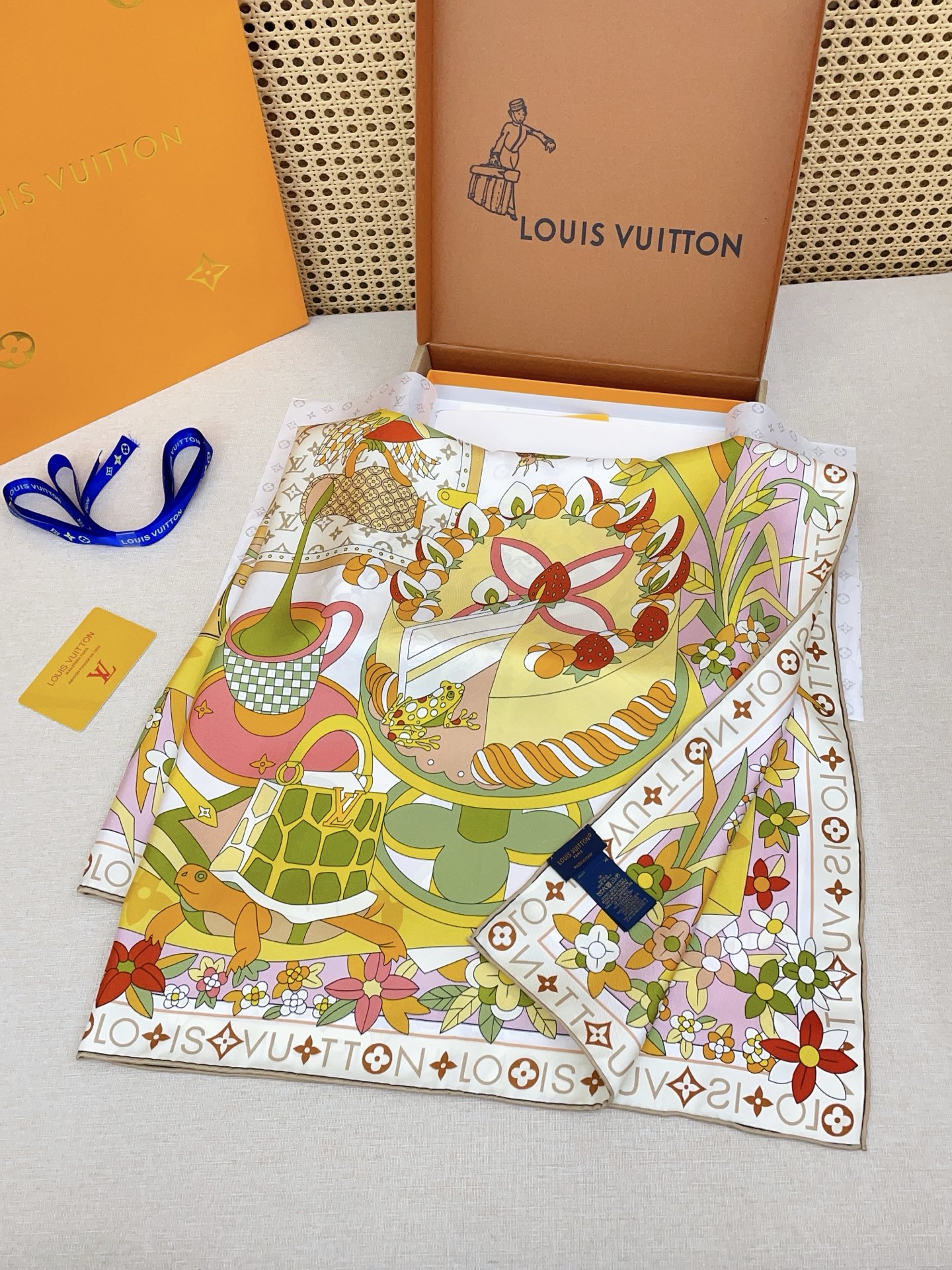 ✨✨【18姆米 双面同色】上身效果疯狂的喜欢❗️专柜也是刚刚上架的，L*最最新款~非常有看头，L的这类元