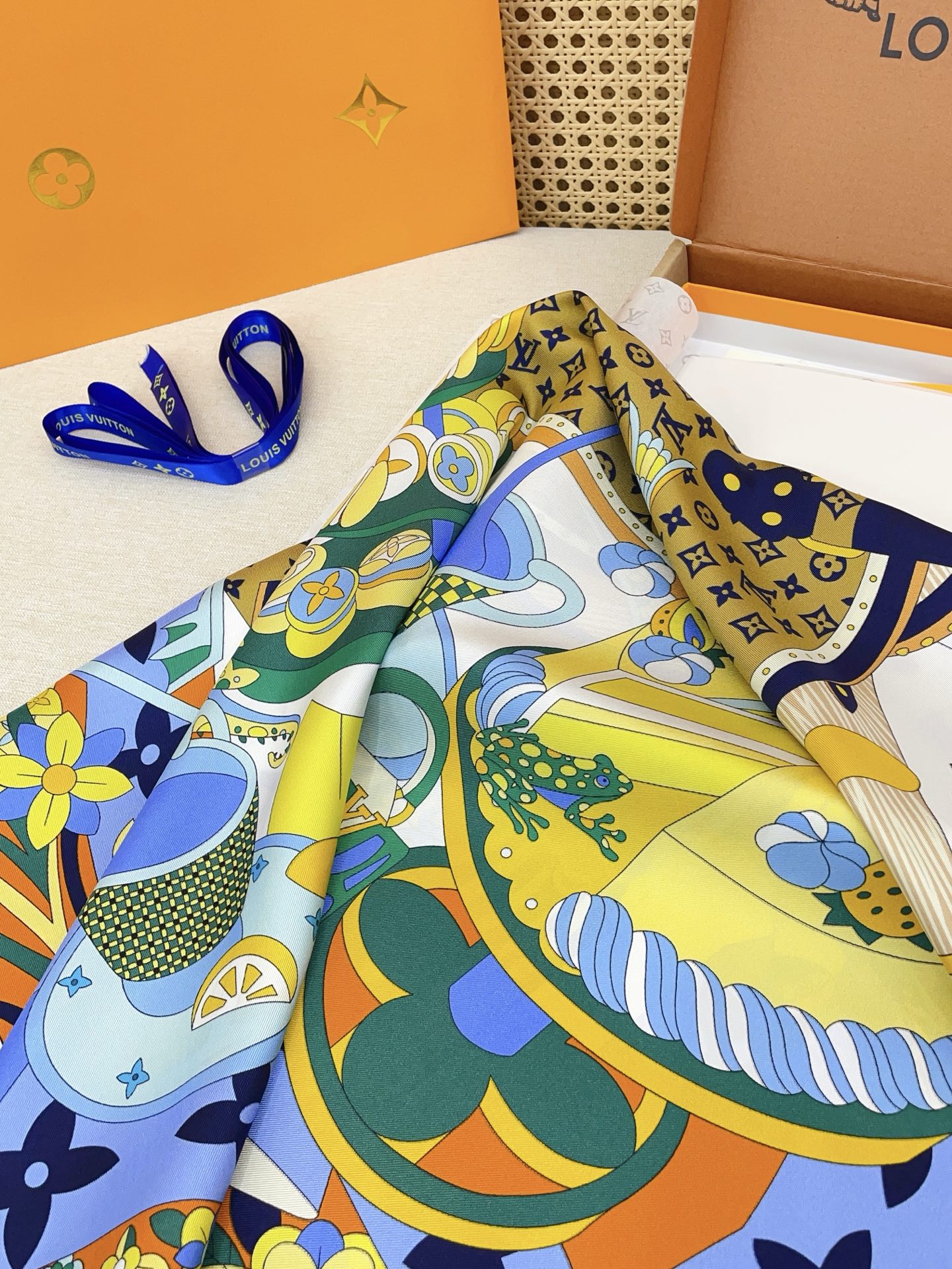 ✨✨【18姆米 双面同色】上身效果疯狂的喜欢❗️专柜也是刚刚上架的，L*最最新款~非常有看头，L的这类元