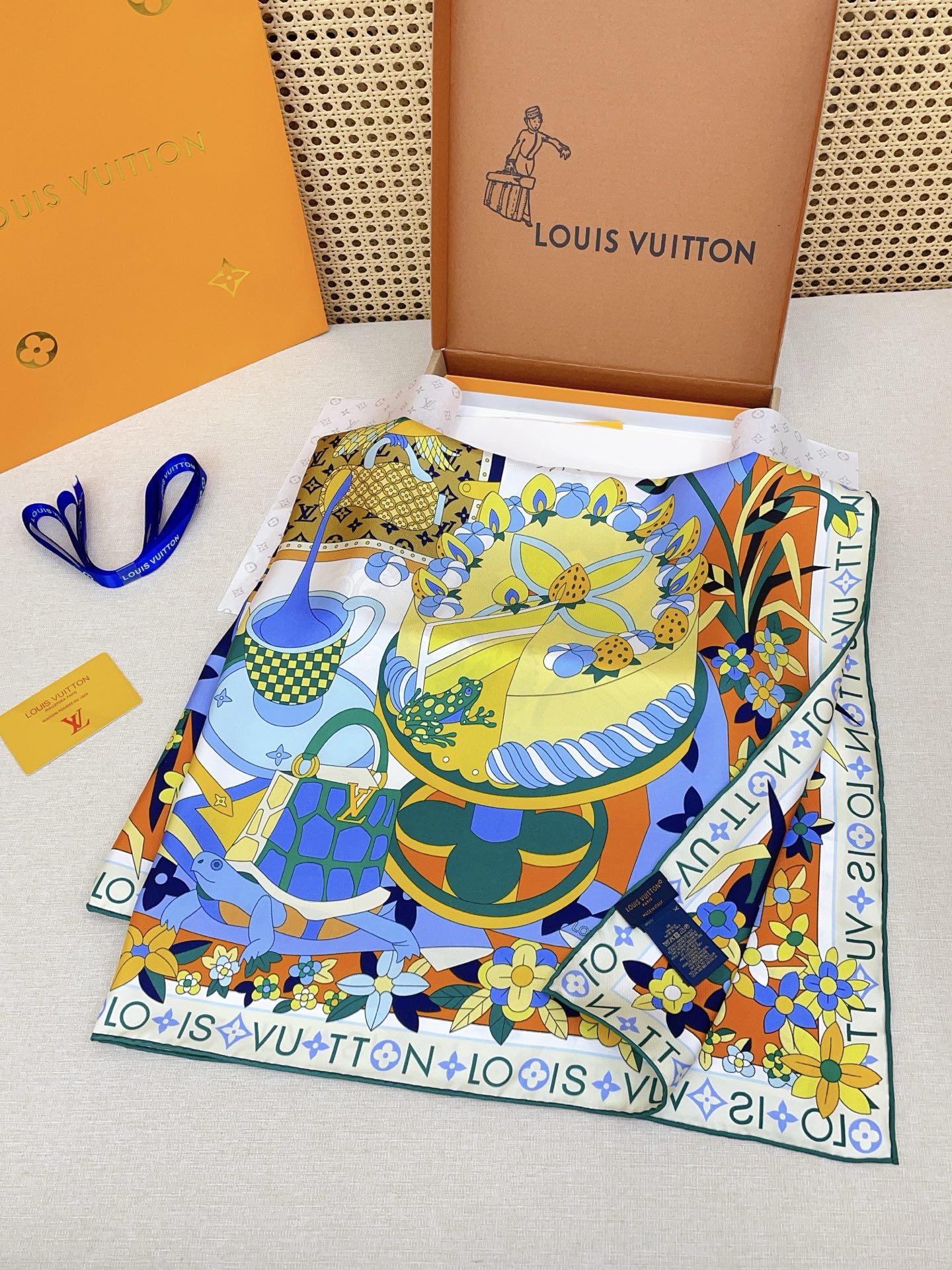 ✨✨【18姆米 双面同色】上身效果疯狂的喜欢❗️专柜也是刚刚上架的，L*最最新款~非常有看头，L的这类元