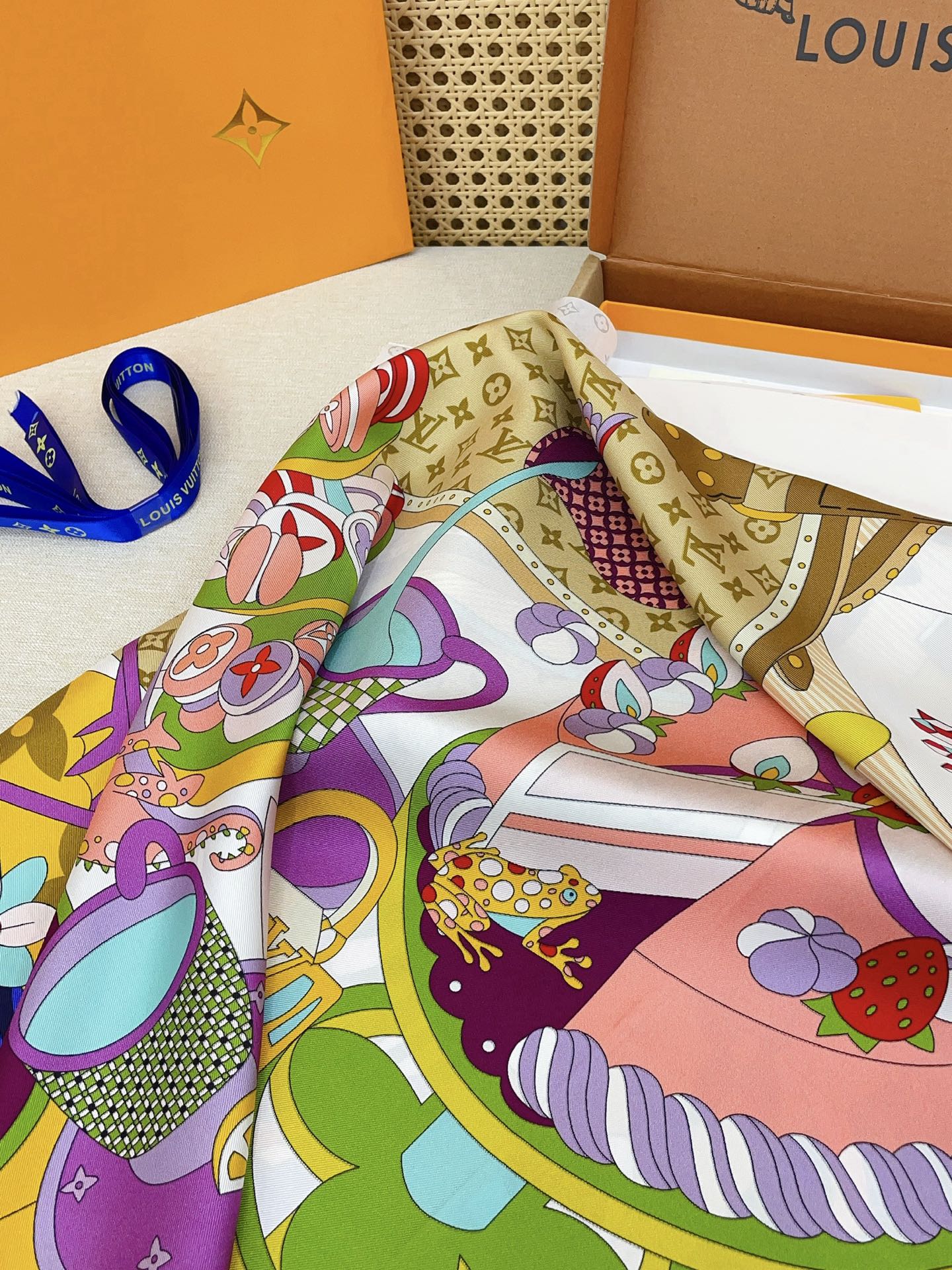 ✨✨【18姆米 双面同色】上身效果疯狂的喜欢❗️专柜也是刚刚上架的，L*最最新款~非常有看头，L的这类元