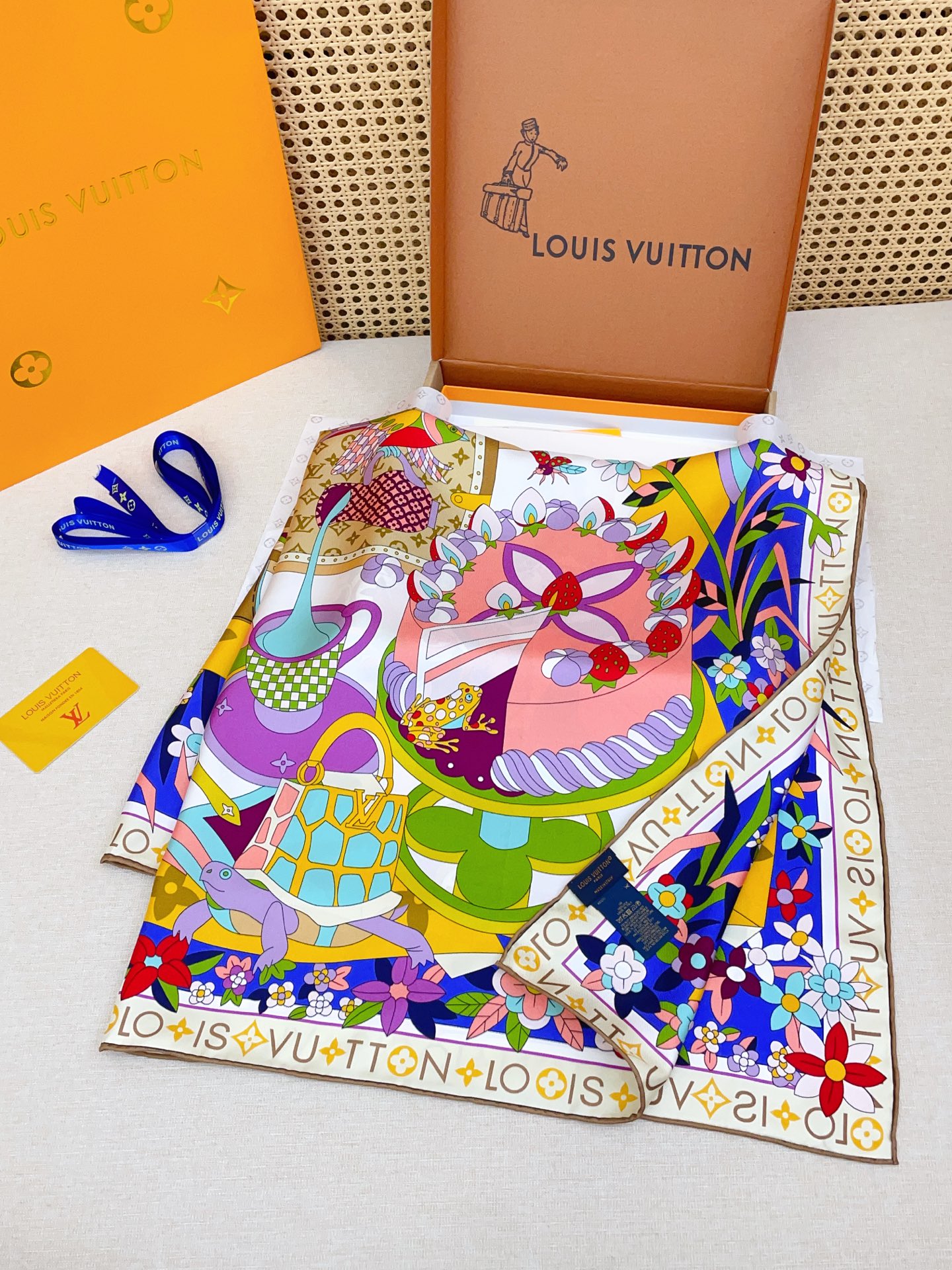 ✨✨【18姆米 双面同色】上身效果疯狂的喜欢❗️专柜也是刚刚上架的，L*最最新款~非常有看头，L的这类元