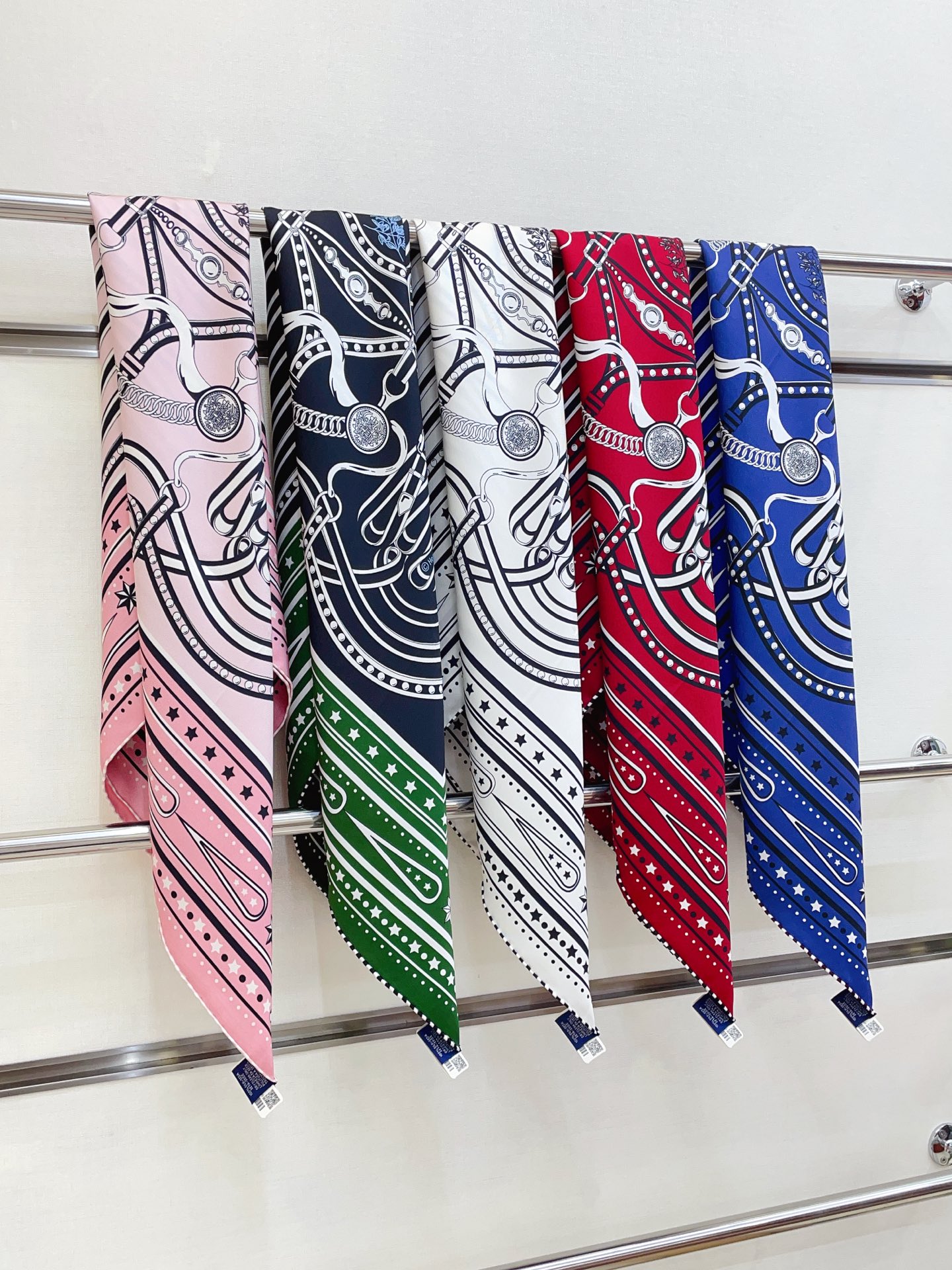 ✨✨【18姆米 双面同色】H**S真丝新款🆕👏👏买了都说好看‼️推荐💕【盛大欢庆🎊 90】真丝方巾，顶级