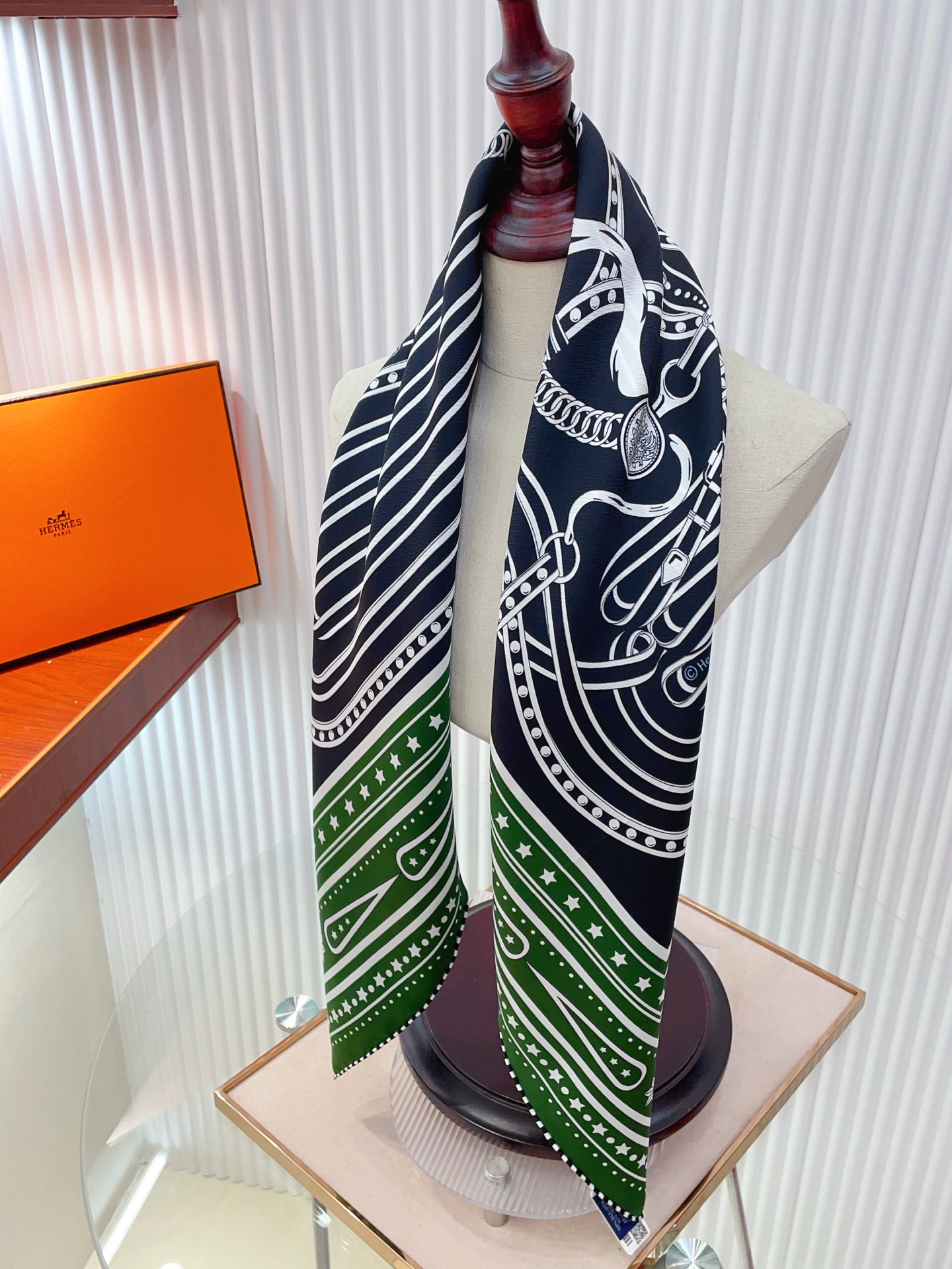 ✨✨【18姆米 双面同色】H**S真丝新款🆕👏👏买了都说好看‼️推荐💕【盛大欢庆🎊 90】真丝方巾，顶级