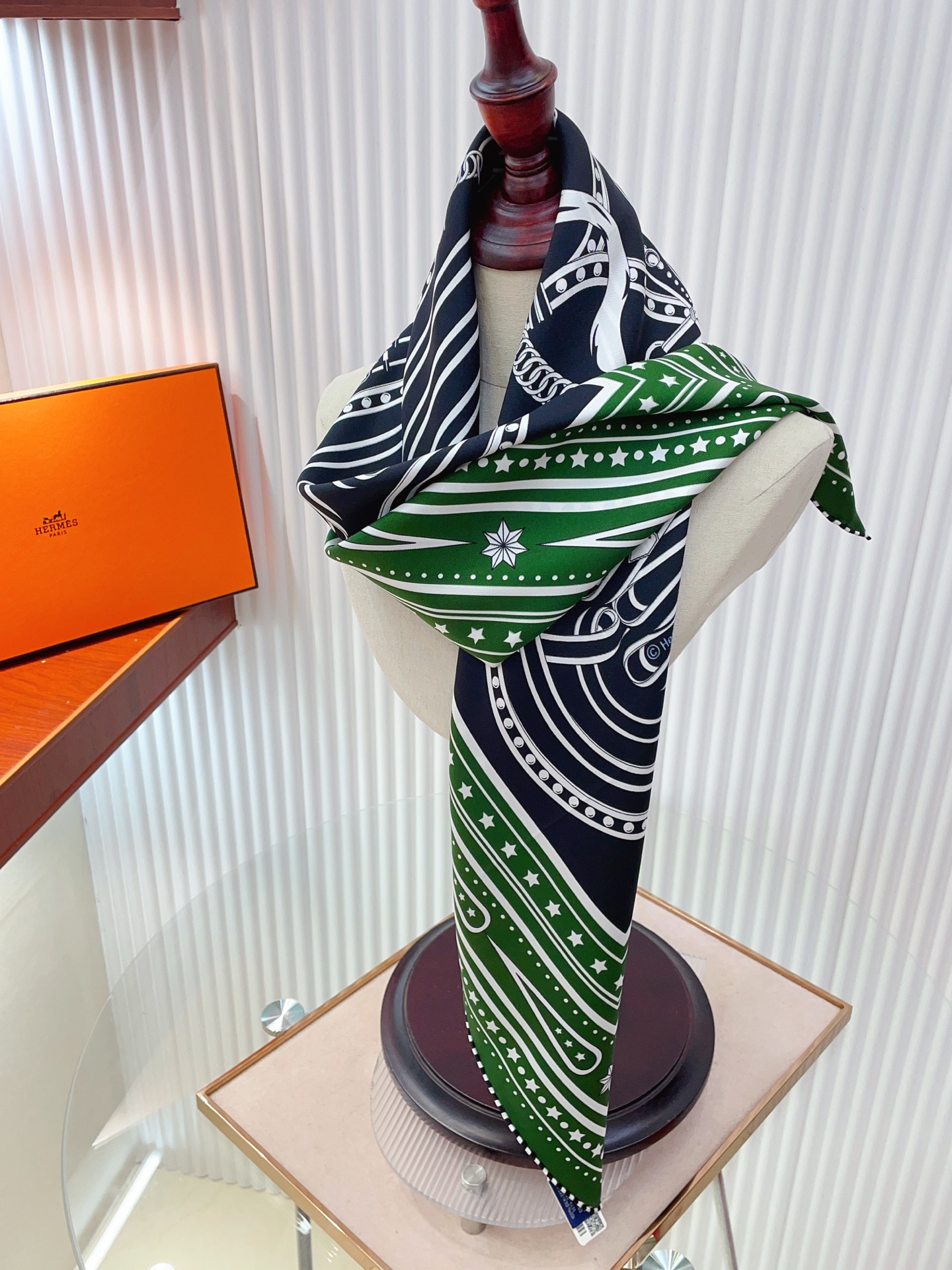 ✨✨【18姆米 双面同色】H**S真丝新款🆕👏👏买了都说好看‼️推荐💕【盛大欢庆🎊 90】真丝方巾，顶级