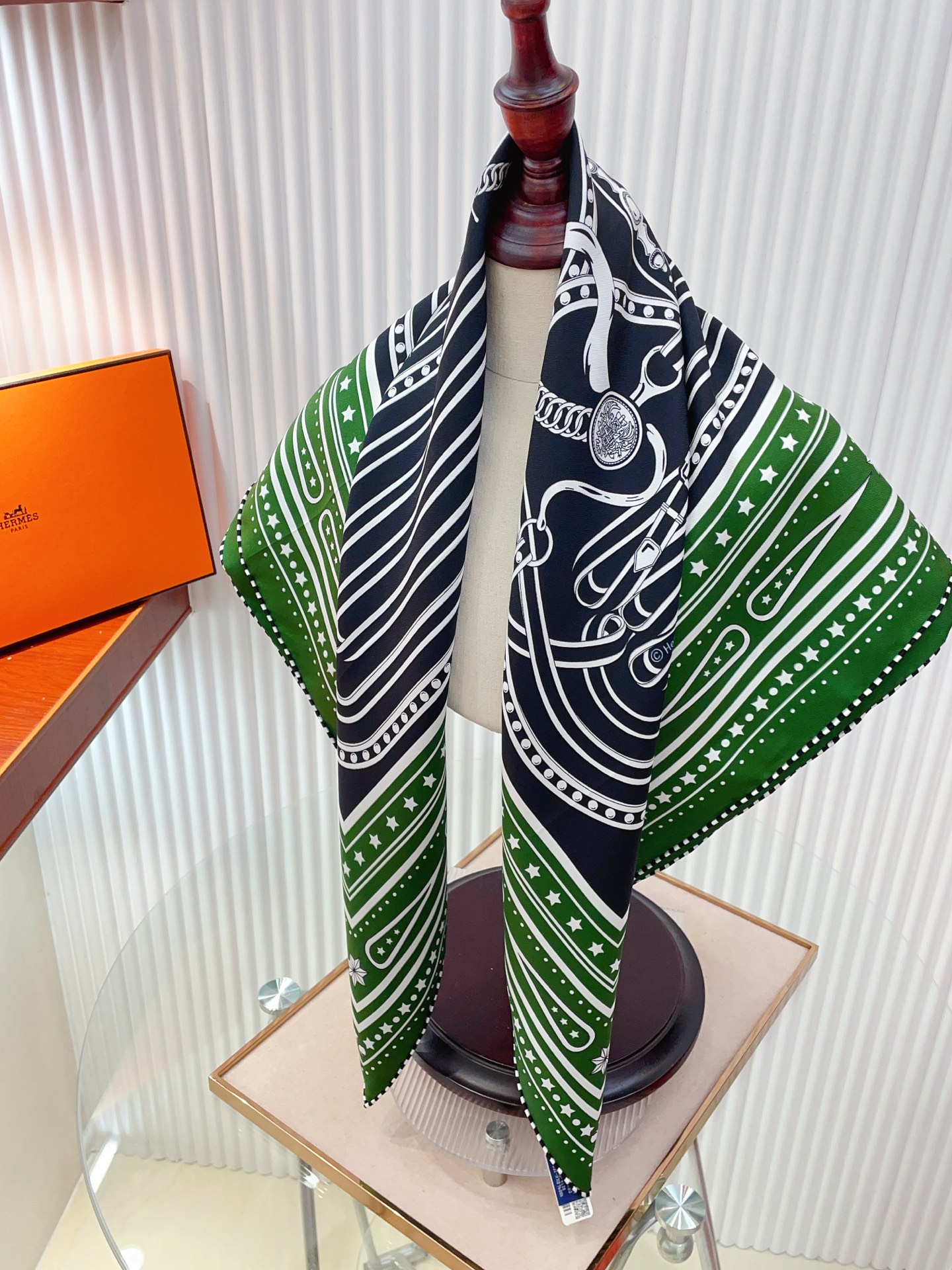 ✨✨【18姆米 双面同色】H**S真丝新款🆕👏👏买了都说好看‼️推荐💕【盛大欢庆🎊 90】真丝方巾，顶级