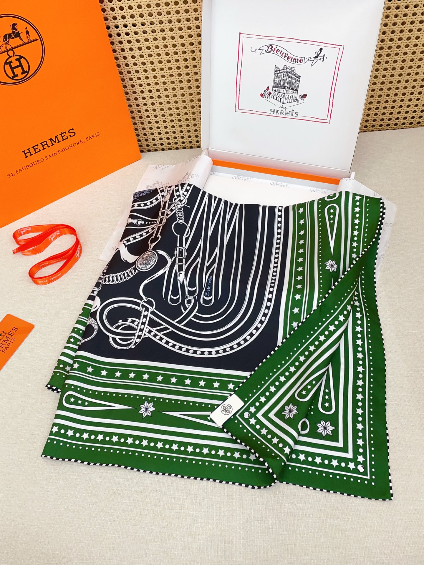 ✨✨【18姆米 双面同色】H**S真丝新款🆕👏👏买了都说好看‼️推荐💕【盛大欢庆🎊 90】真丝方巾，顶级