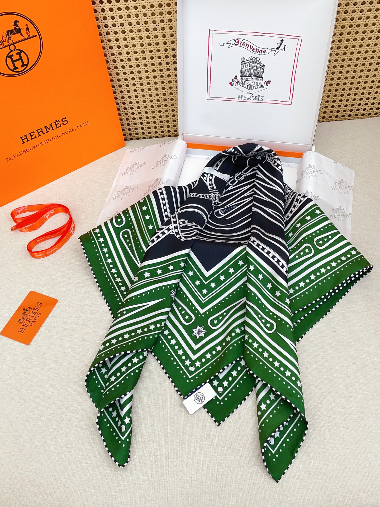 ✨✨【18姆米 双面同色】H**S真丝新款🆕👏👏买了都说好看‼️推荐💕【盛大欢庆🎊 90】真丝方巾，顶级