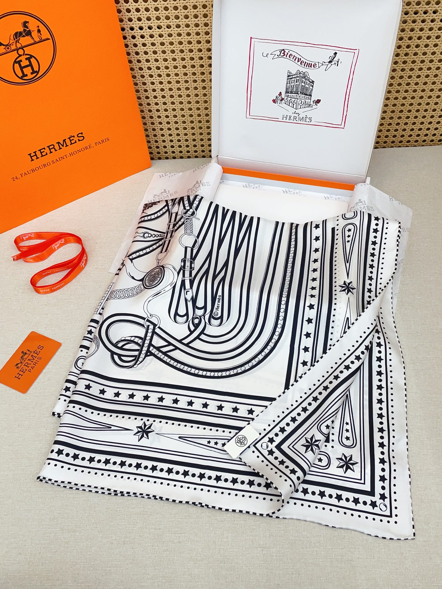 ✨✨【18姆米 双面同色】H**S真丝新款🆕👏👏买了都说好看‼️推荐💕【盛大欢庆🎊 90】真丝方巾，顶级