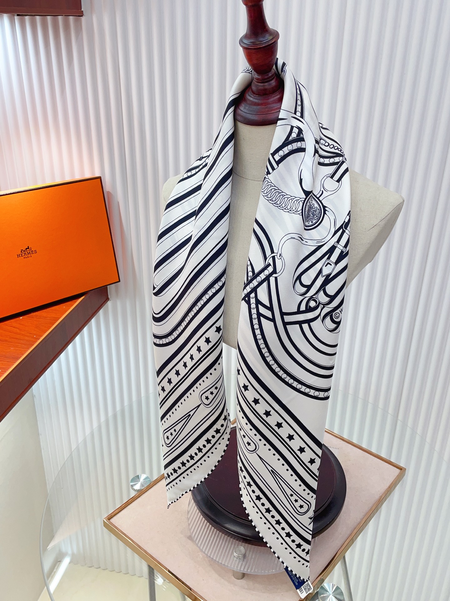 ✨✨【18姆米 双面同色】H**S真丝新款🆕👏👏买了都说好看‼️推荐💕【盛大欢庆🎊 90】真丝方巾，顶级