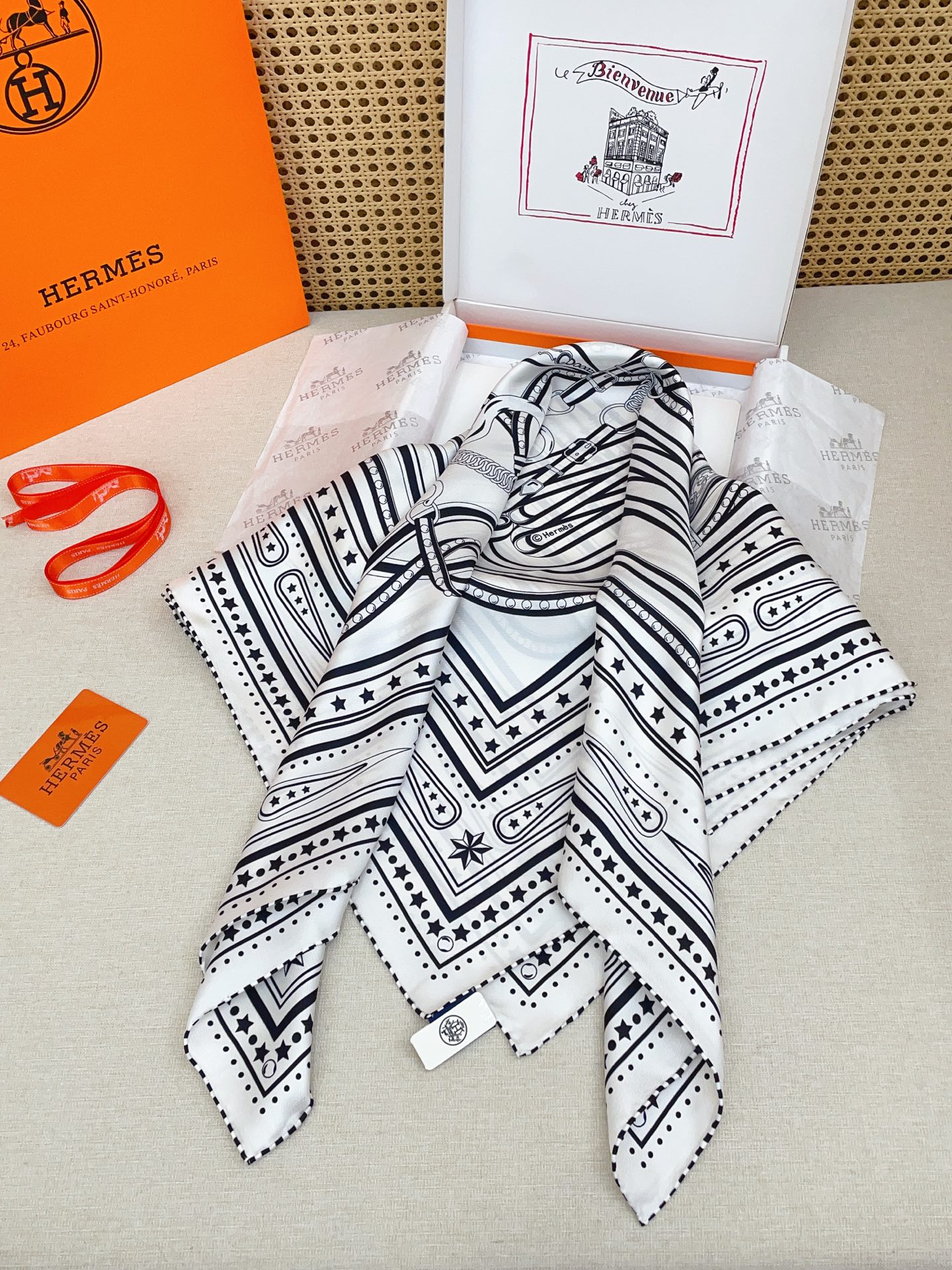 ✨✨【18姆米 双面同色】H**S真丝新款🆕👏👏买了都说好看‼️推荐💕【盛大欢庆🎊 90】真丝方巾，顶级