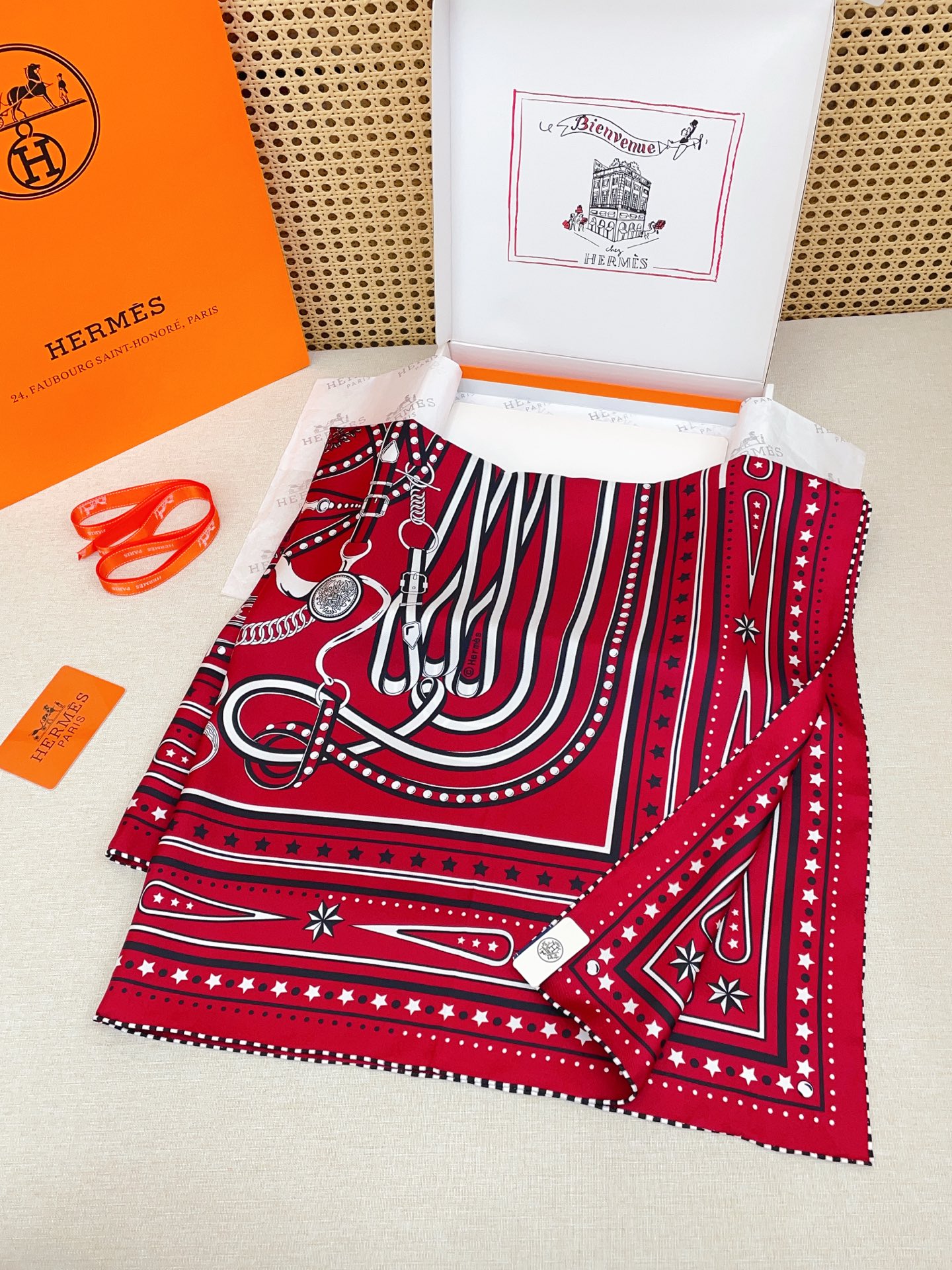 ✨✨【18姆米 双面同色】H**S真丝新款🆕👏👏买了都说好看‼️推荐💕【盛大欢庆🎊 90】真丝方巾，顶级